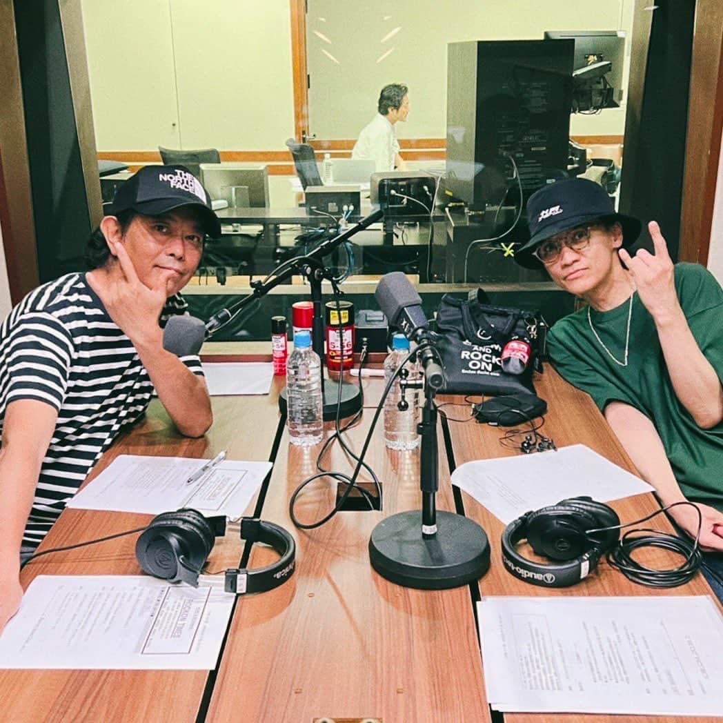 成田昭次さんのインスタグラム写真 - (成田昭次Instagram)「intermission  久々にLIVEのない今週 鍼治療やチョコレート、読書で心身のケアをして、もちろんギター達にも感謝とメンテナンスを🎸  おすすめの2冊 葦原海『私はないものを数えない。』 イアン.Sポート『フェンダーＶＳギブソン』 ツアーの移動中から少しずつ読み進め、どちらも感銘を受けまくりました！ ラジオ「KURE 5-56 Presents ROCKON TIMES」で『メンバーが影響を受けた本』ってテーマも面白そうですね 写真は皆さんお待ちかねのラスボス前田耕陽  そしてラジオと言えばこちら、 7/14（金)19:00〜21:00文化放送にて特別番組「WILD KNIGHT成田です」の放送が決定しました！ 打ち合わせ中から"これを…1人で…2時間…😨”と蒼白になり、仲間達にSOSを即発信 全然WILD KNIGHTじゃない成田です  収録日にスケジュールの合った助っ人様達の声を借りて、当時の番組「WILD KNIGHTS 男闘呼組」の思い出、今後の野望などについて語り尽くしたいと思います！ お楽しみに！  #充電完了 #来週からの #男闘呼組 #爆発するよ」6月22日 11時14分 - naritashoji.guitar