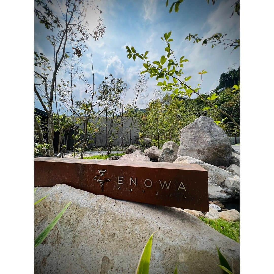 秋本祐希さんのインスタグラム写真 - (秋本祐希Instagram)「ENOWA YUFUIN @enowa.yufuin  BOTANICAL RETREATをコンセプトにした ラグジュアリーオーベルジュが大分 湯布院に誕生✨ 四季折々の自然を楽しめる広大な敷地に お部屋で存分に楽しめる 温泉とプール ラグジュアリーだけど 華美な世界観ではなく 自然と調和できる最高の時間 いつの間にか リトリートされていた☺︎ "またここで過ごしたい"と感じ 敷地内のハーブや木々が これからぐんぐん育ち "今"とは違う風景になっているんだろうな と 次に訪れる時が すでに楽しみで仕方がない☺︎✨ #enowa #yufuin #BOTANICALRETREAT #retrea #trip #大分県 #湯布院 #ボタニカルリトリート #温泉 #旅行  #ラグジュアリーオーベルジュ #リトリート そしてspecialな"食"のお話につづく。。。🍴☺︎」6月22日 11時22分 - ayuuki0908