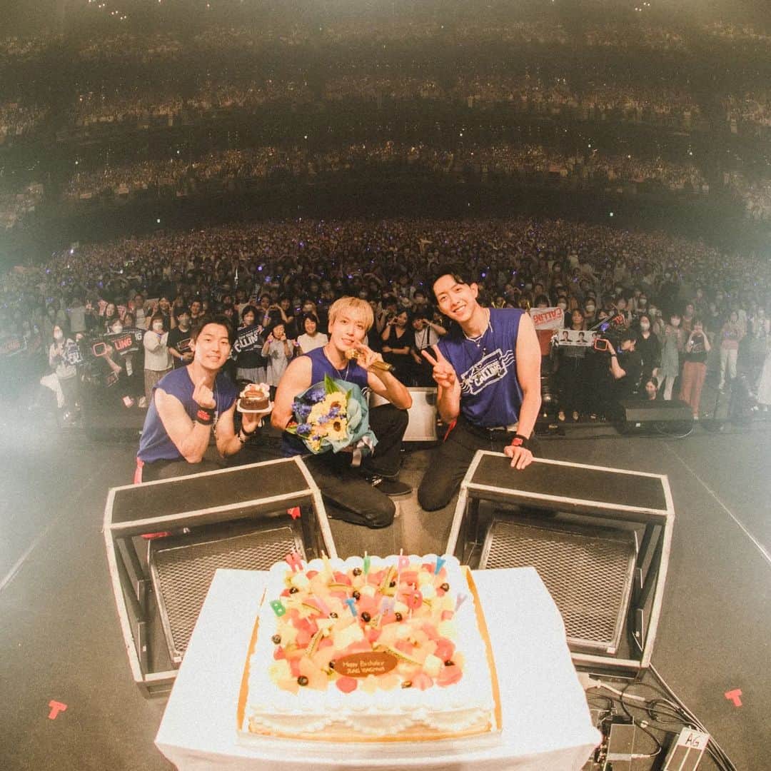 カン・ミニョクさんのインスタグラム写真 - (カン・ミニョクInstagram)「4月からスタートした１０年ぶりのZEPPTOURが終わりました。皆さんがすごく盛り上がっていること見ながら演奏することは本当に幸せです！ありがとうございます！！また早く会いたいの気持ちをもったままかえりますね。誕生日まではまだ時間が残ってますが、先にたくさんお祝いしてくれてありがとうございます。 また７月にFNC BAND KINGDOMで会いましょう！  #CNBLUE #씨엔블루 #」6月22日 11時24分 - mr_kanggun