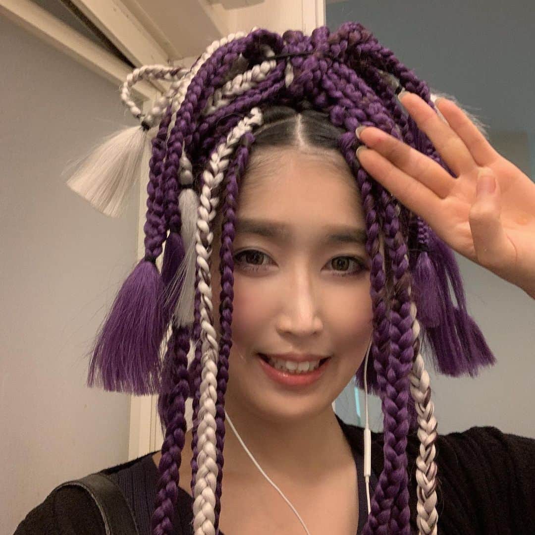 峰なゆかのインスタグラム：「昨日美容院で8時間かけてやってもらったなゆちゃんのニュー☆ヘアスタイルだよ！ #braids #purplehair #japanesegirl #ブレイズ　#ブレイズヘア」