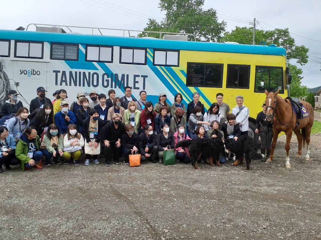 HBC北海道放送アナウンス部さんのインスタグラム写真 - (HBC北海道放送アナウンス部Instagram)「全国から来ていただいた約80名のみなさんと、馬産地日高バスツアーへ行ってきました！ 次は秋頃にまた、 開催できたらなあ・・・  水野よしまさ  #馬 #アドマイヤジャパン #ヴェルサイユリゾートファーム #タニノギムレット」6月22日 11時25分 - hbc_announcer