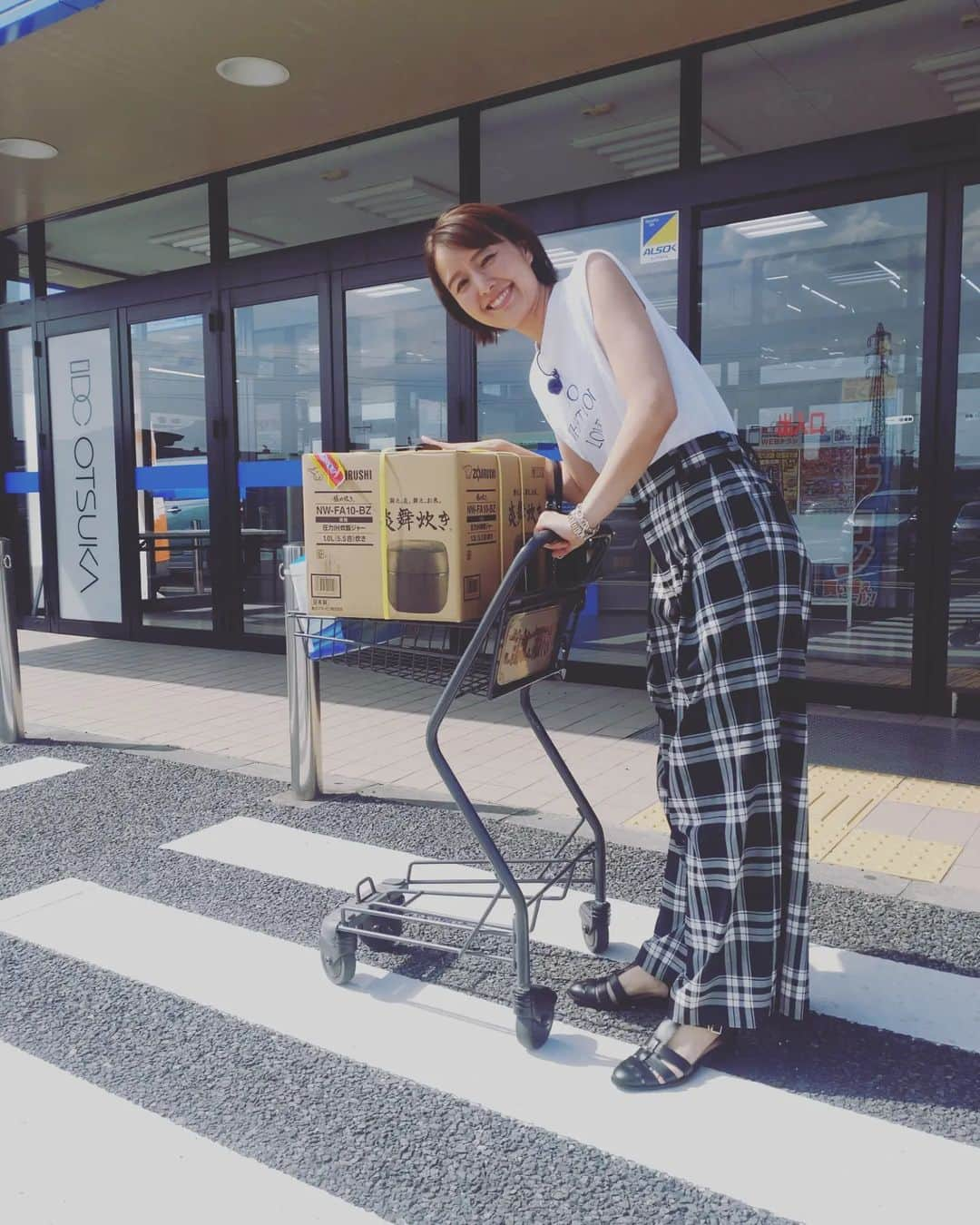 中村仁美さんのインスタグラム写真 - (中村仁美Instagram)「家電買うなら、今なんです！！  結婚祝に 同僚のみんなに頂いた 炊飯器  10年以上使っているしね そろそろね  ロケ中 ZAZYさんと一緒に かじがやさんの話を聞いていたら 私が感化され…😅  買っちゃいました✨ 甘くてふっくら おかずがなくても ずっと食べちゃう  良いお買い物でした☺️  ありがとうございます！！  #ニューヨーク不動産 #家電編 #かじがや　さん #炎舞炊き」6月22日 11時29分 - nakamura_hitomi_official