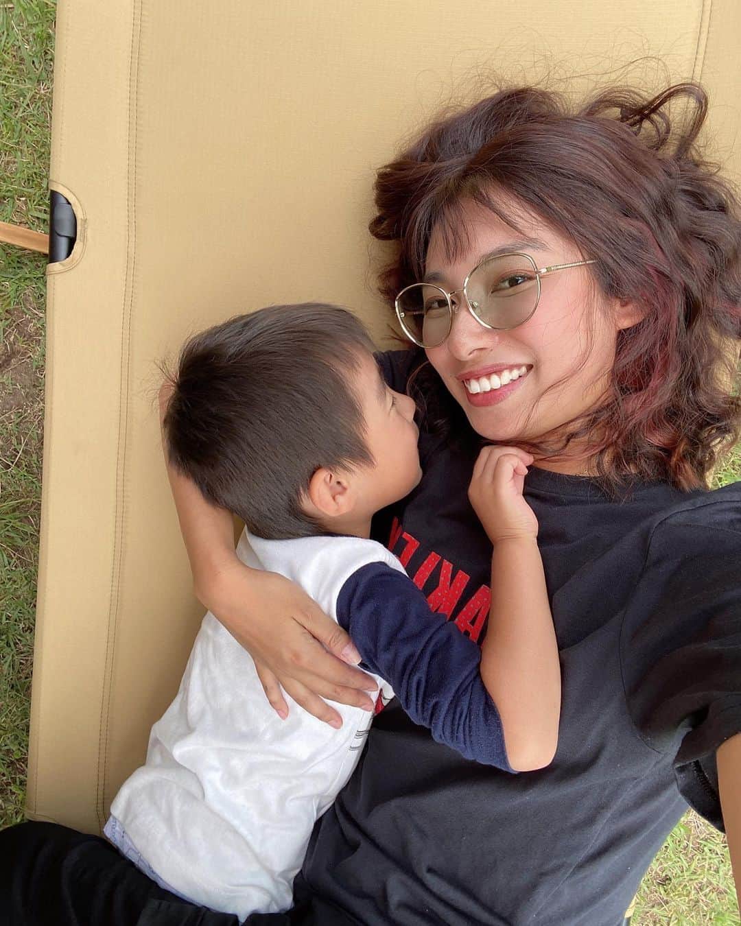 エマ中岡優姫のインスタグラム：「のほほんデイキャン🏕️ サニちゃんまだ 咳と鼻水でる😭 お熱は下がったけど 仕事したくても 遊んで遊んでじゃけん なかなか進まん😮‍💨 回復してくれたのは 嬉しいけど☺️❤️‍🩹 早く元気にキャンプ行きたいぜ🏕️ #男の子ママ  #デイキャンプ  #サニ坊とエママのキャンプ  #サニ坊とエママの日常」