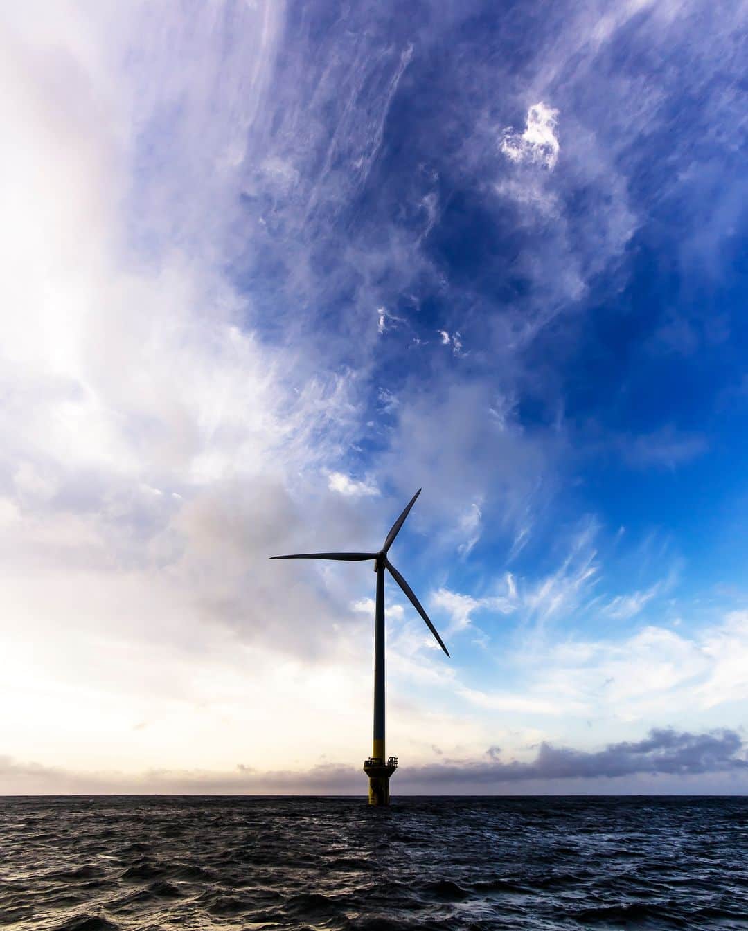 東京電力ホールディングス株式会社のインスタグラム：「銚子沖洋上風力発電所 Choshi Offshore Wind Farm  千葉県銚子沖にある着床式※の沖合洋上風力発電所です。2009年8月から実証研究に着手し、2013年1月に実証運転を開始、2019年1月には国内初の着床式沖合洋上風力発電所として商用運転を開始しました。  東京電力リニューアブルパワーは、これまで積み上げてきた知見と経験を生かし、クリーンなエネルギー供給および拡大を通じて、カーボンニュートラルな社会の実現に貢献してまいります。  ※着床式とは、一般的に水深0～50ｍ程度の洋上で、海底へ設置した支持構造物（基礎）に風力発電機を固定した形式  #東京電力 #tepco #千葉県 #風力発電所 #風力発電 #風力 #再生可能エネルギー #windfarm #renewableenergy #renewable #renewablepower #powerstation #powerplant #風景写真 #景色写真」