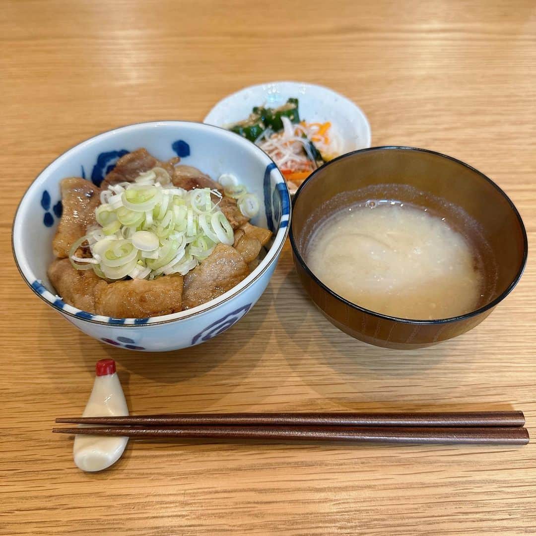 石川梨華のインスタグラム：「お昼ごはん何食べたんだろう？  スタミナ豚丼✨ 玉ねぎのお味噌汁に 作り置きした春雨サラダと無限きゅうりも😋  豚丼のお肉は肩ロース肉を使いました！ 味付けは酒、醤油、みりん、てんさい糖、にんにくチューブ 簡単で美味しいメニューです👍  箸置きはお友達からのプレゼント🎁 マヨネーズとケチャップ❤️ 可愛い😍ありがとう🫶  #石川梨華 #モーニング娘og #リアル梨華 #二児の母 #年子 #やんちゃボーイズ #お昼ご飯何食べたんだろう #チャーミークッキング」
