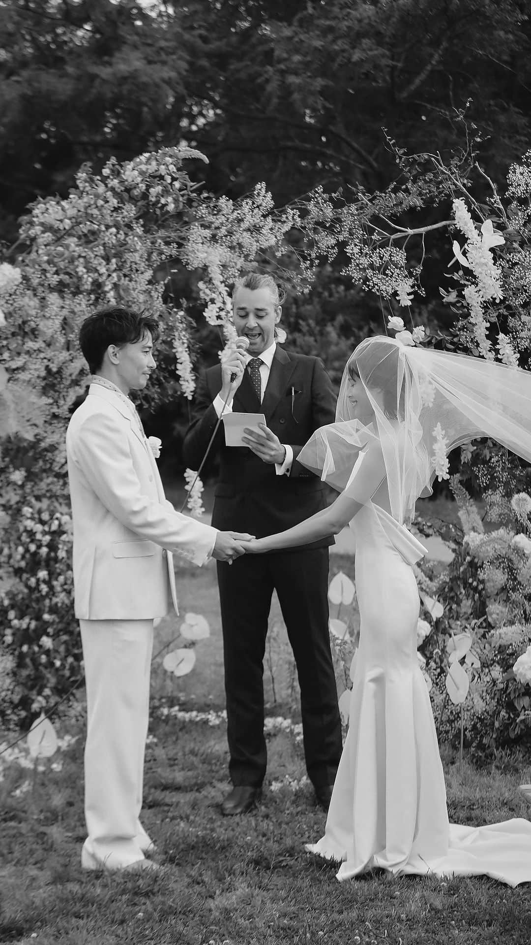 大屋夏南のインスタグラム：「Full video is on my channel 🤍結婚式のビデオ全編はYouTubeにて😌」