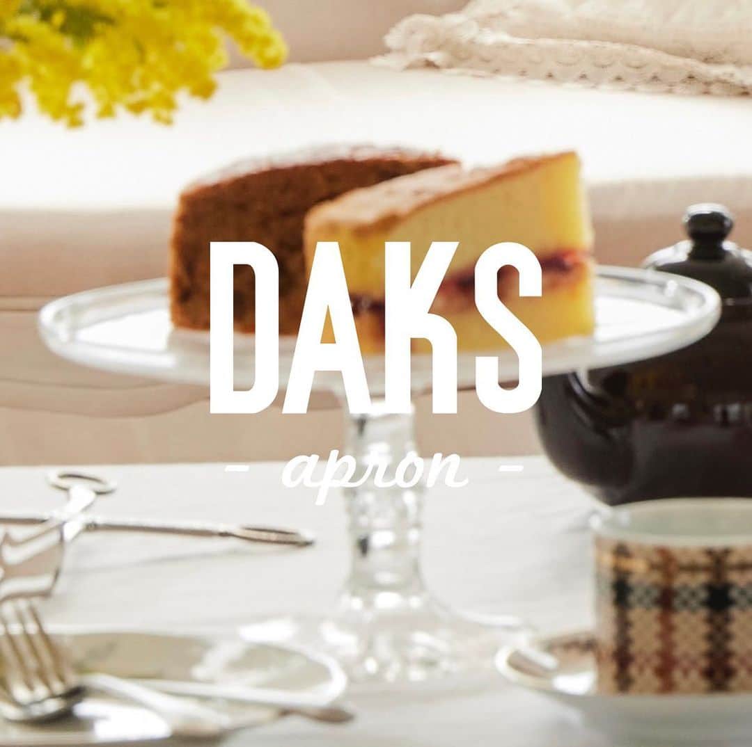 のインスタグラム：「おうちスタイルを華やかに🏠💐 DAKSから新しくエプロンが新登場！  キッチンに立つのが楽しくなるバラエティー豊かな商品が勢揃いです！🍳  「テディベア後結びロングエプロン」 胸元にテディベアの刺繍が入った可愛らしいエプロンです🧸 左右にポケットもついており、タオルやスマホを入れることのできる使いやすいデザインとなっています♪  「テディベアロングサロンエプロン」 「テディベア後結びロングエプロン」とお揃いで着用していただける前掛けエプロンです。ポケットに刺繍されたテディベアがとても可愛らしく思わず気分が上がります🧸🫶  他にもDAKS公式オンラインショップにてエプロンシリーズを多数ご紹介しています🌱是非この機会にご覧ください✨  #daks #ダックス #dakslondon #daksjapan #エプロン #ギフト #ギフトにおすすめ #おうち時間 #おうち時間を楽しむ #英国ブランド #英国御用達 #百貨店」