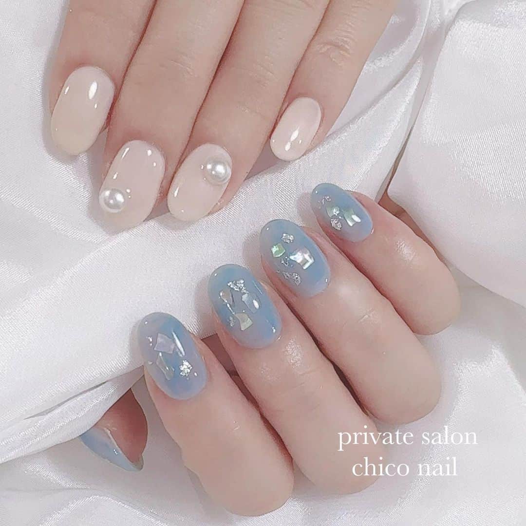 愛内みさのインスタグラム：「・ 梅雨っぽくも夏っぽくもなるnail🐚  シェルとパールに、淡い色味が涼しげでかわいい☺️  ୨୧┈┈┈┈┈┈┈┈┈┈┈┈┈┈┈┈┈┈┈┈┈┈┈  中目黒駅から徒歩3分『chico nail』  【営業時間】  平日 10:30〜最終受付18:30 土日祝 11:00〜最終受付17:00  【ご予約・お問い合わせ】 ▫︎LINE @chiconail  〒153-0051 東京都目黒区上目黒2-13-6 神田屋ビル402   design account @chiconail_0331   ୨୧┈┈┈┈┈┈┈┈┈┈┈┈┈┈┈┈┈┈┈┈┈┈┈  chico nailはこんな方におすすめ  ▪︎個室のプライベート空間で施術時間を過ごしたい  ▪︎丁寧なケアでもちのよいジェルネイルを楽しみたい  ▪︎上品と可愛いを両方とりいれたい  ▪︎淡いカラーがすき  ▪︎デザインやカラーを一緒に考えて欲しい、お任せしたい周りを気にせずお喋りしたい  ▪︎施術中は映画やドラマをみてゆっくり過ごしたい (Netflix、Amazon primeなど完備☺︎)  一人一人に寄り添って 丁寧に施術いたします☺️  持ち込みデザインは内容によって 料金と施術時間が変わります。 ご予約、ご相談はお気軽にLINEからお問い合わせください☺︎  ･─･･─･･─･･─･･─･･─･･─･─･･─･･─･─･･─･ #hpb_nail#ガーリーネイル#シェルネイル#ニュアンスネイル#きれいめネイル#夏ネイル#オフィスネイル#シンプルネイル#ちゅるんネイル#ブライダルネイル#大人可愛い憧れネイル#中目黒ネイルサロンchiconail#チコネイル#中目黒ネイル#上品ネイル#目黒ネイル#シンプルネイル#パラジェル#中目黒#目黒#目黒ネイル#プライベートサロン#大人コーデ#ショートネイル#パラジェル登録サロン#네일스타그램#네일」