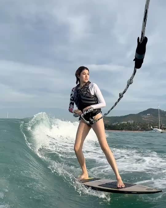 マギー・ラースリー・バーレンシエガーのインスタグラム：「ครั้งแรกก็จัดซะปวดตัวเลย😅」