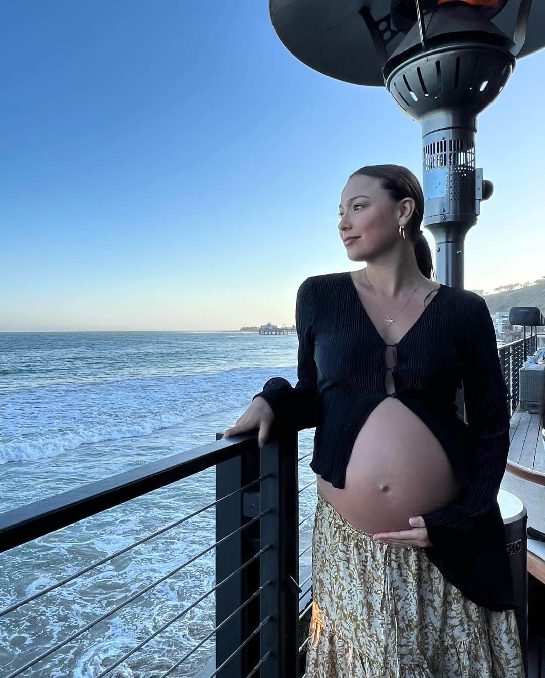 ティア・ブランコのインスタグラム：「Belly out n about for date night 🙈♥️」