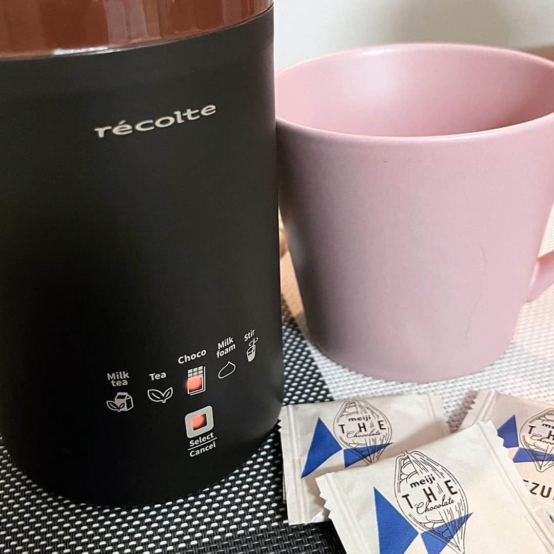 のインスタグラム：「* チョコレートドリンクメーカーのご購入ありがとうございます。 チョコレートドリンクが飲めるわくわくを愉しんでください。  @aaaka_22 さんのザチョコの投稿をご紹介いたします。  明治 ザ・チョコレート公式Instagramでは、ザチョコをお愉しみいただいている皆さんの写真を募集しています。  #私のザチョコの愉しみ方 をつけてシェアしてくださいね。  #チョコレートドリンクメーカー  #明治thechocolate #明治ザチョコレート #私のザチョコの愉しみ方 #thechocolate #ザチョコレート #ザチョコ #明治 #meiji #おうちチョコ #語りたくなるチョコレート #ベネズエラ #ブラジル #ペルー #ドミニカ共和国 #チョコレート #🍫 #ビーントゥバー #BEANtoBAR #チョコレート好き #チョコレートのある暮らし #チョコレートのある生活 #甘いもの好きな人と繋がりたい #SDGs #メイジカカオサポート #エシカル #サステナブル #サステナブルなチョコレート」