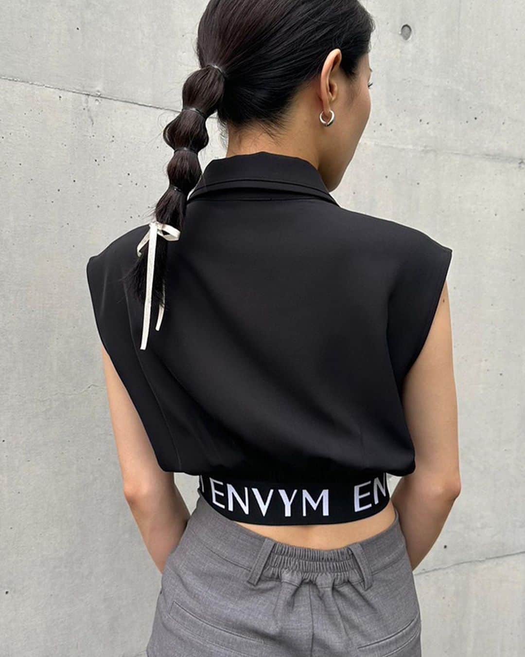 ENVYMのインスタグラム：「【𝙉𝙀𝙒 𝘼𝙍𝙍𝙄𝙑𝘼𝙇】 ⁡ ⁡ ▪︎ENVYMロゴノースリSH color / BLACK,WHITE ⁡ 大人気のENVYMロゴテープをシャツにたたきつけたノースリシャツ。 ウエストはきゅっと、その他はゆるっと着こなせるようオーバーなサイジングでリラックス感のあるシャツトップスです。 襟は2枚仕立てでポイントにしています。 ⁡ ※6/23(金)入荷 ⁡ ⁡ --------------------------------- ⁡ ENVYM WEBSTORE PRESALE start!! max50%OFF🉐 ⁡ プロフィールTOPのURLからチェックお願いします✅ ⁡ #envym #2023ss #summer」