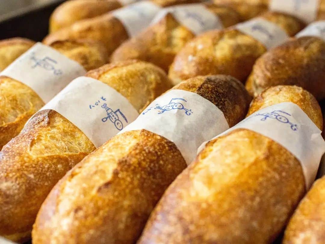笹塚駅のパン屋さん オパンさんのインスタグラム写真 - (笹塚駅のパン屋さん オパンInstagram)「🖋... [2023.06.22]  おはようございます #オパン です。  本日も焼き立てパン豊富にご用意しています。 パンによって焼き上がり時間が変わります。気になるパンがございましたら、お電話にてご予約も可能なのでご確認ください。  商品のご予約について オパンドッグ、ミルクフランス類以外の全てのパンは、ご予約可能です。ぜひ来店前にお店にお電話（03-6407-8507）ください。  本日も、焼き上がりのパンの香ばしい香りと一緒に、お待ちしております。  __________________________________________  🥖 季節限定  ・ゴールデンパインのデニッシュ ・牛肉と夏ごぼうのフォカッチャ  __________________________________________  💬 商品のご予約について  以下の商品はご予約ができません。 ・オパンドッグ ・ミルクフランス類(ミルクフランス、あんフランス、コーヒーフランス、ガーリックフランス、明太フランス)  その他のパンは問題なく、ご予約可能です。  💬 ご購入数の制限がある商品 ・ミルクフランスお一人様2本まで  __________________________________________  💬 お支払いについて​ ​ キャッシュレス決済対応しています。 利用できる決済サービスについては、レジ前に掲示しているのでご確認ください。  __________________________________________」6月22日 12時11分 - opan_bakery