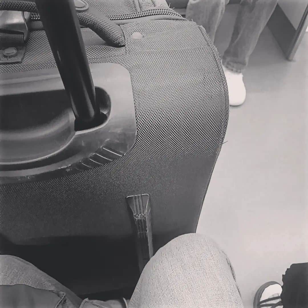 松本隆博のインスタグラム：「。⁡ ⁡なんかさ、、ますます日本はアカン⁡ ⁡国まっしぐらな気がする。。。⁡ ⁡ほっ、、んとみんな無関心。周りは⁡ ⁡見えなくて自分だけ、な気がする。⁡ ⁡⁡ ⁡どう見ても健康に見える若者が⁡ ⁡小さなエレベーターに並び乗り、⁡ 次に乗る人もいるのに、中で立ち止まる、⁡ ⁡ボタンも押さない。スマホしかみてない。⁡ ⁡電車の扉にも、へばりついてスマホ。⁡ ⁡どれだけの人が降りようが乗り込もうが⁡ ⁡全く無視の自分だけの世界。。⁡ ⁡そしてみんな無言……。⁡⁡ ⁡ ⁡ こんなの社会じゃない‼️‼️‼️⁡ みんな個人で独りで、自分が生きる⁡ 為だけに⁡、全てに関わらない今の⁡ ⁡時代。。⁡ ⁡⁡ ⁡ほんと、、、オッサンは悲しくなる。⁡ ⁡⁡ ⁡こんなの絶対間違ってる‼️‼️‼️‼️‼️⁡ ⁡ ⁡還暦少年 松本隆博⁡ ⁡⁡ ⁡ほんと、、、あかん💦 ⁡」