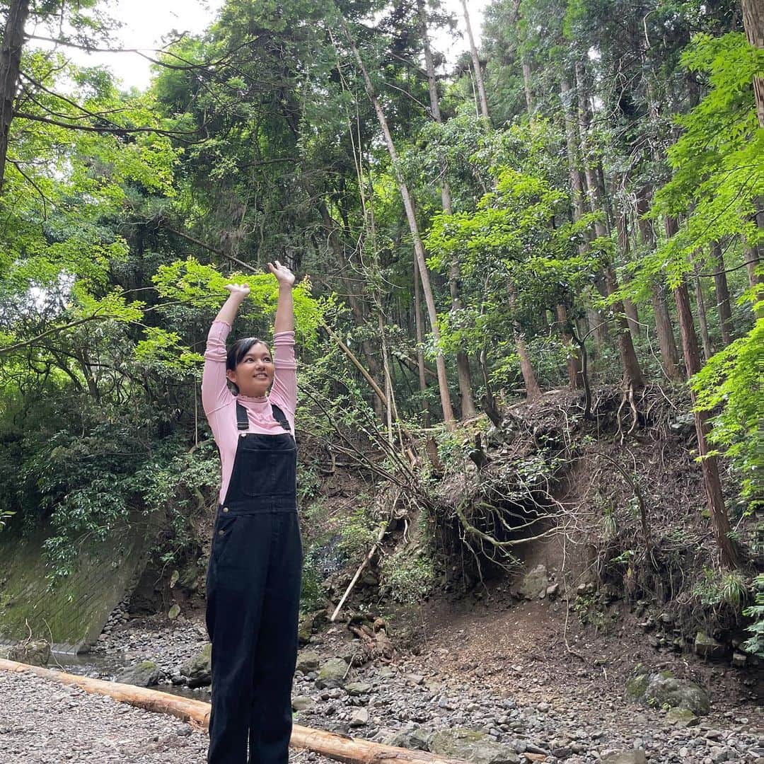 にわみきほのインスタグラム：「撮影終了の万歳🙌（大自然🌳）  先日、スタッフの皆さんや家族にサポートしていただき お仕事復帰しました📸  久々の撮影楽しかったな〜♡ これからも自分のペースで 育児と仕事を両立していきたいと思います🤝  #産後の運動頑張ろう😂」
