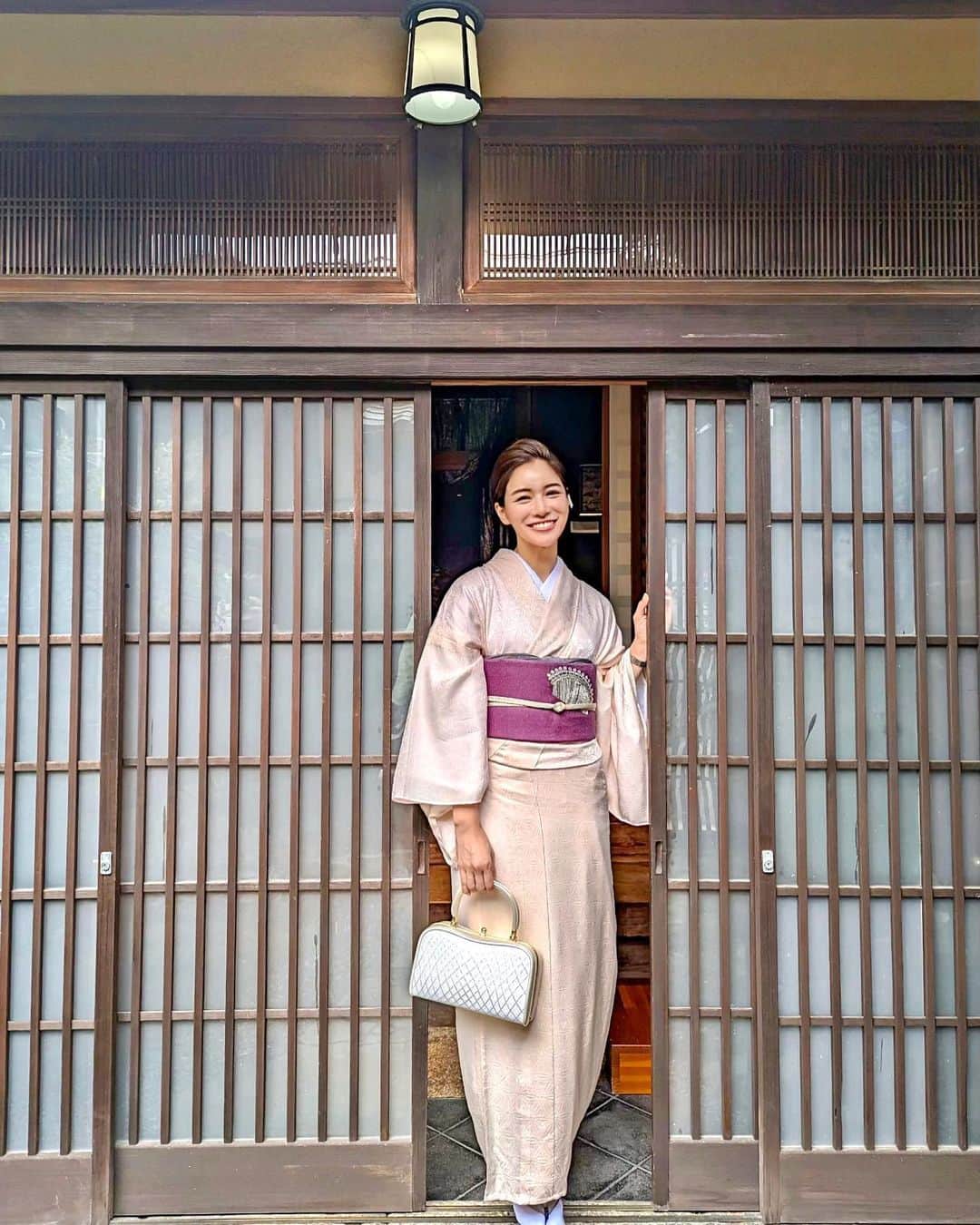 石井里奈さんのインスタグラム写真 - (石井里奈Instagram)「京都✨ やっぱりお着物って素敵だよね。 心も洗練される気がします。 . 本当に @shosa_kyoto_official のお着物が素敵でまた着たい！ ヘアアレンジ動画みたいと声もあったのですが撮ってなくて今度撮ってきます！笑　ヘアも素敵だよね！かんざしもよかった♡ . クリーム最近使い終わって @lancomeofficial のレネルジーHPNクリームを。さらっとした使い心地でこの季節にもぴったり。おかげで、終日艶肌でした❤️ . #kimono #kyoto #京都 #京都観光 #京都旅行 #着物 #着物女子 #着物レンタル #kimonostyle #着物ヘア #着物ヘアアレンジ #japanese #japanesegirl #visitkyoto」6月22日 12時19分 - ri7tin1025