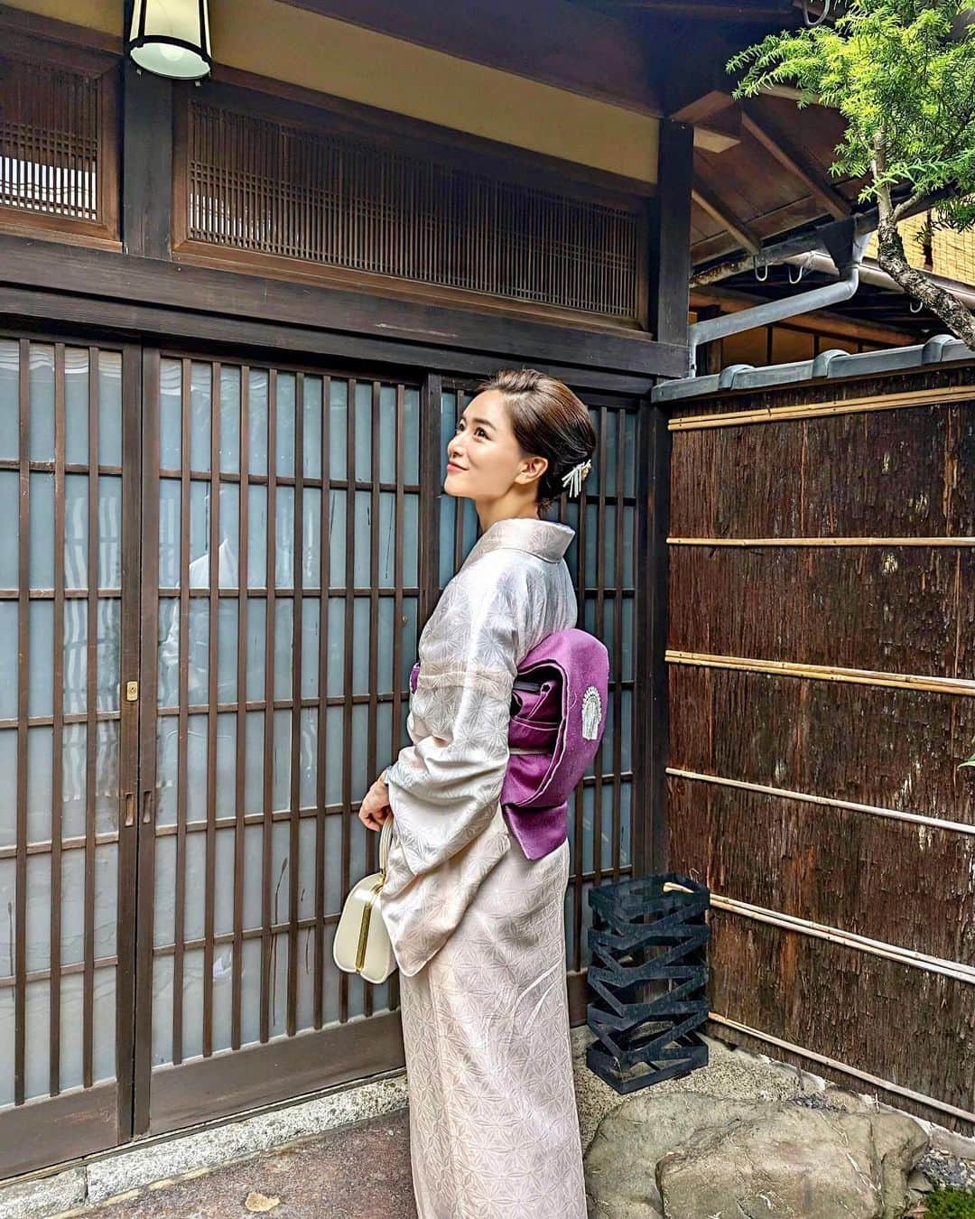 石井里奈さんのインスタグラム写真 - (石井里奈Instagram)「京都✨ やっぱりお着物って素敵だよね。 心も洗練される気がします。 . 本当に @shosa_kyoto_official のお着物が素敵でまた着たい！ ヘアアレンジ動画みたいと声もあったのですが撮ってなくて今度撮ってきます！笑　ヘアも素敵だよね！かんざしもよかった♡ . クリーム最近使い終わって @lancomeofficial のレネルジーHPNクリームを。さらっとした使い心地でこの季節にもぴったり。おかげで、終日艶肌でした❤️ . #kimono #kyoto #京都 #京都観光 #京都旅行 #着物 #着物女子 #着物レンタル #kimonostyle #着物ヘア #着物ヘアアレンジ #japanese #japanesegirl #visitkyoto」6月22日 12時19分 - ri7tin1025