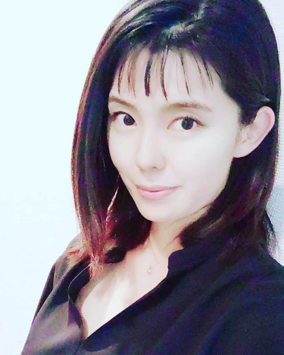 郷司利也子のインスタグラム：「髪を切りました。 ここ2年くらいはセミロング率が高くなりました。  若い頃は髪が多くくせ毛で、髪をおろすのが大変でした。 だからロングにして髪を結ぶことを前提にしていました。  今は年齢とともに髪が細くなり、少なくなりまして、毛量が丁度良い方向に向かってます笑  そうなってくるとあせりはじめて、最近少し手をかけるようになりました😅 　 手をかけないといけない箇所が増えて大変ですが、頑張ります…  #ボクシング#ゆるっとダイエット#ボクシングエクササイズ#クリスタルジム#エクササイズ#トレーニング#ダイエット#アラフォーダイエット#格闘技エクササイズ#格闘技女子#格闘家#アラフォー#ダイエット日記#プロボクサー#ボクサー#筋トレ#腹筋#ボクシングエクササイズ#フィットネス#フィットネス女子#アラフォーダイエット #アラフォーダイエット日記#運動嫌い#運動苦手#体動かすのは嫌い#スポーツイベント#美容#アラフォー美容」