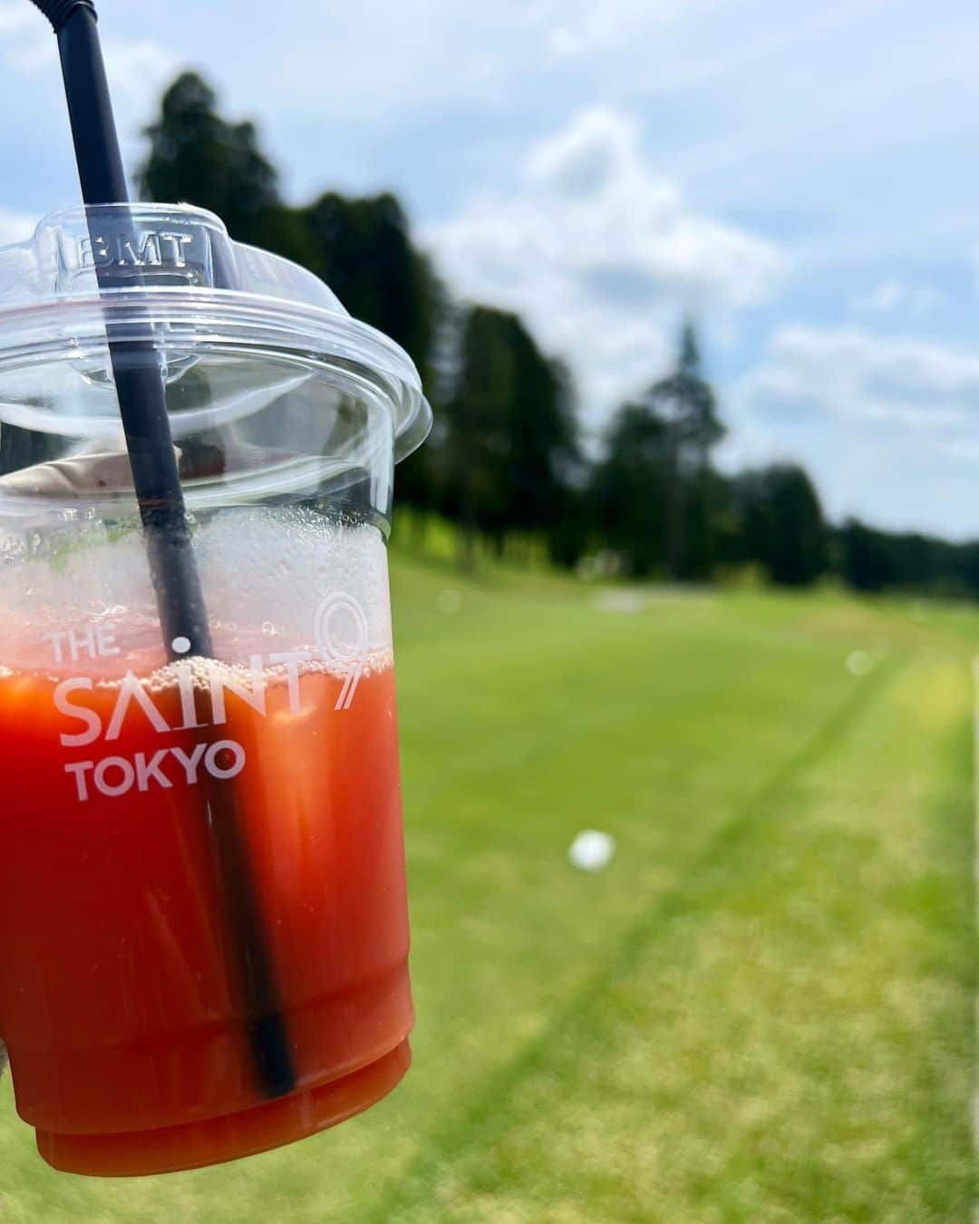 山内鈴蘭さんのインスタグラム写真 - (山内鈴蘭Instagram)「セットアップウェア、可愛い🥰 コーディネートするの楽ちんで助かる♡  千葉県市原市に新しく出来た 【THE SEINT9  TOKYO】に行ってきたよ☺️  メンバーシップの会員制ゴルフ場で、 ラグジュアリーなのにクラシックさもあり歴史も感じられて、 ゴルフコースは元々あった木を上手く使い、新しいゴルフ場なのに高い木があり景観もよく、グリーンにもこだわっていて、 とても楽しくプレーさせて頂きました！！！  いちはらプロモーション大使としては、この素晴らしいゴルフ場が出来た事で市原市の活動にどう繋げるか？ を考えたいと思いました☺️  この日は44.39で83😫 最近カット起動が止まらなくて ふけた球でちゃう、、  ドライバー調子良かったのにな😭  良い時もあればそうでない時もあるから、そミスを小さくする意識で気をつけながらプレーする🔥  全然スッキリしないプレーでも、80代前半で回れてる事に自信を持とう！！🔥  ハーフターンで飲んだトマトジュース🍅が激うまだった😍😍😍😍😍  #千葉県市原市 #千葉県ゴルフ場 #セイントナイン東京 #ゴルフ #ゴルフ女子 #ドライバーショット #ゴルフ動画 #ゴルフ好きな人と繋がりたい #キャロウェイ #パラダイム #PARADYM #ゴルフウェア #gorurun #ゴルラン #ゴルフブランド #ゴルフファッション #eyevol #サングラス」6月22日 12時15分 - xxsuzuranxx