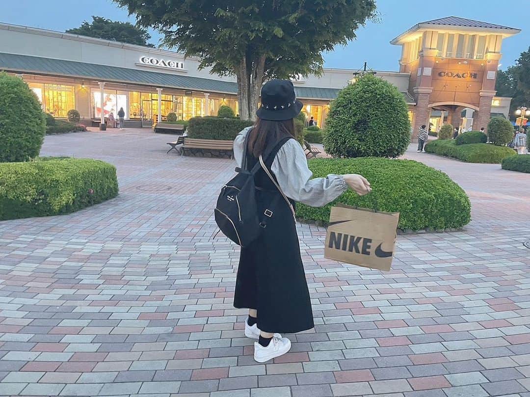 Riicoのインスタグラム：「🛍 はじめての御殿場アウトレット！！！♡ YouTuberみたいに爆買い！したかったけど、ひよった…← でも欲しいもの買えて大満足だった🔥❤️‍🔥 広くて楽しいね御殿場！♫ 久々にさわやかも食べられて最高だったよーー！！！♡🤤美味！ てか静岡県久々でした🥹🫶🏻 また行きたいな♫❤️‍🔥 ・ 平成フラミンゴのNICOちゃんが行ったお店わざわざ行ったりして聖地巡礼した気になってそれも楽しかった🫶🏻🥰笑 ・ (🐾5月21日) #御殿場アウトレット #さわやか　#静岡県 #御殿場プレミアムアウトレット」