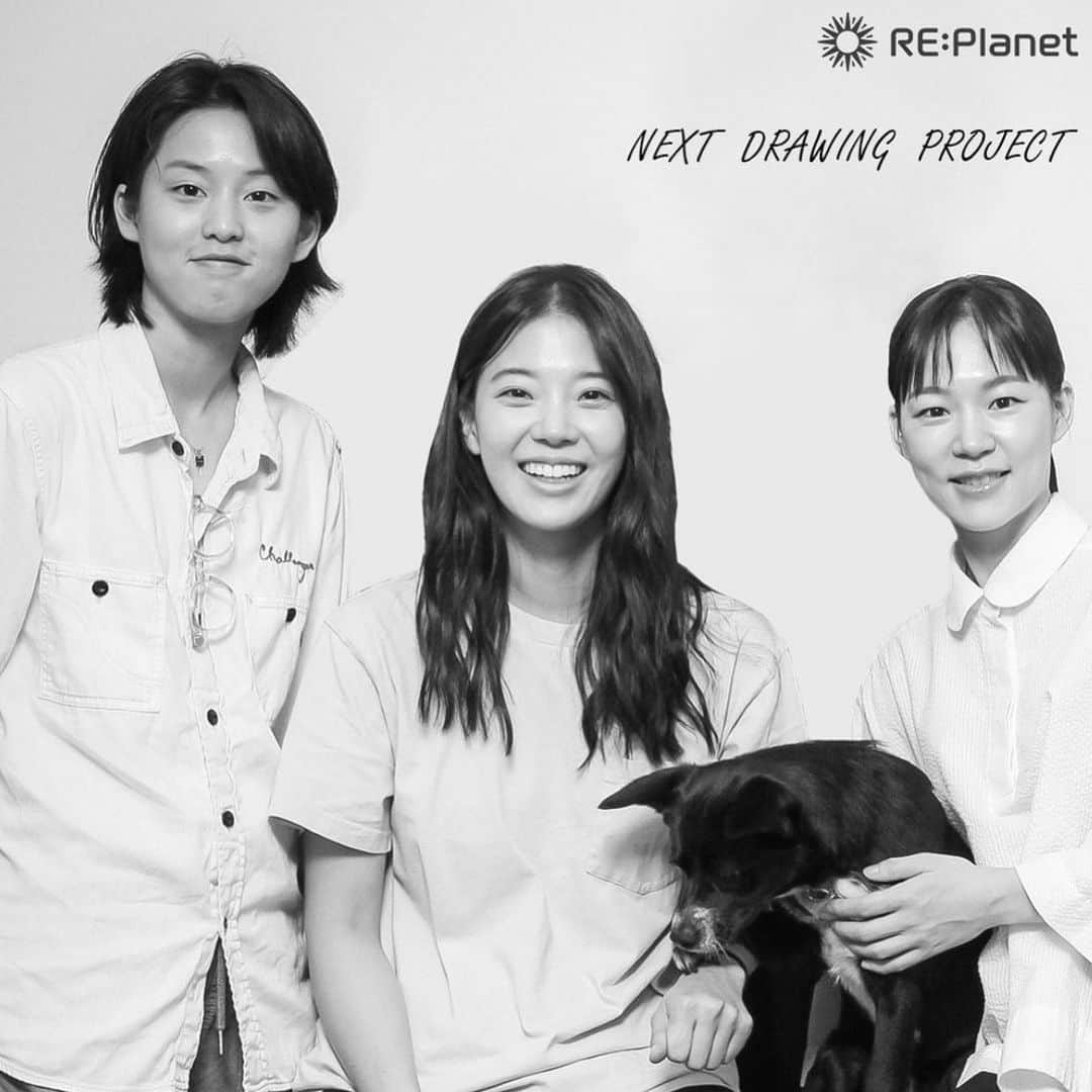 イム・セミのインスタグラム：「RE : PLANET DRAWING PROJECT #2  배우 한예리, 임세미, 이연 셋이 모여 리플래닛에서 원단부터 프린팅, 디자인, 라벨 위치까지 전 공정을 직접 선택하여 제작하는 티셔츠를 만들게 되었어요.  제품의 수익금 100%는 리플래닛 사회 환원 프로젝트를 통해 우리 주변에 도움과 응원이 필요한 이웃들을 위해 사용됩니다. 많관사 🩶  @replanet_official #리플래닛 #REPLANET」