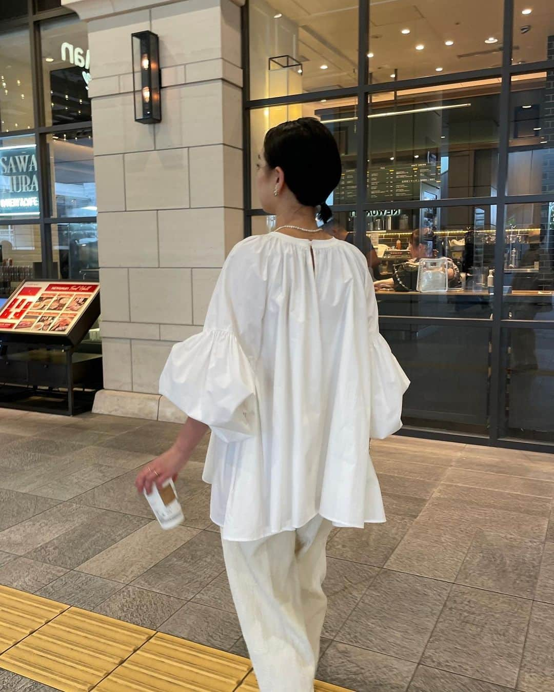 ETRÉ TOKYO ストアさんのインスタグラム写真 - (ETRÉ TOKYO ストアInstagram)「@etretokyo  【6/22 New Arrival】 ㅤㅤㅤ ㅤㅤ #ETREタイプライターボリュームブラウス WHITE / BLACK F size ¥25,300(tax in) ㅤ  新宿スタッフ @etretokyo_nami 167cm  @saa_______yaa 153cm @etretokyo_yumi 150cm ㅤ 着用カラー：WHITE  ㅤㅤㅤ  - - - - - - - - - - - - - - - - - - - - - - - - - - - -  商品詳細はTOPページURLよりチェック🔍 ›› @etretokyo_store  ㅤㅤㅤ スタッフコーディネートも毎日更新中【 #etretokyo_staff_ootd 】をフォロー🐿️  TOPページの"フォロー中"から 気になるスタッフのアカウントをフォロー🤝  ㅤㅤㅤ ㅤㅤ  - - - - - - - - - - - - - - - - - - - - - - - - - - - - ⁡  【INFORMATION】 ⁡ㅤㅤㅤ ⁡ ※ 6/22(木)発売のアイテムは 6/23(金)12:00よりお在庫のある場合、ルミネカード会員様限定で店舗通販のご利用が可能です。 ⁡ ※お電話がつながりにくい可能性がございます。 ⁡ ※また混雑時には入場制限及び 試着点数の制限を設けさせて頂きます。 予めご了承ください。 ⁡ ⁡ ご理解、ご協力を賜りますよう 心よりお願い申し上げます。   ㅤㅤㅤ 【LUMINE SHINJUKU STORE】 ETRÉ TOKYO ルミネ新宿2店 TEL：03-5989-0979  ー営業時間ー (平日、土日祝)11:00-21:00 ⁡ #etretokyo#etre#fashion#etretokyoshinjuku #etre#2023etre#etretokyo_staff_ootd#2023ss #ルミネ新宿2#新作紹介 #夏ファッション #夏物コーデ #夏コーディネート #スタッフスナップ #シンプルコーディネート #シンプルファッション #ブラウスコーデ #ボリュームスリーブ」6月22日 12時26分 - etretokyo_store