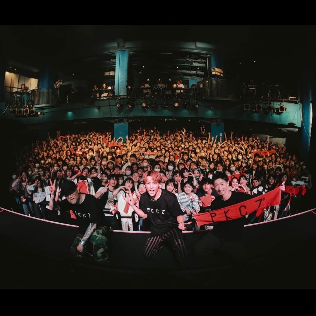 のインスタグラム：「PKCZ感謝祭😄✨ 初日の名古屋ボトムライン♪  ぴけし隊のみんなさんと一緒にw 最高のライブ空間を作れて 激レツにヤバかったです🔥🔥🔥本当に楽しい時を共にできて大感謝です!!  ライブ初日！お疲れ様でした🫡✨ #みんなさん #解放してくれて #僕らも解放できました🙌🏼 #アランの味噌カツ推しw #自分は天むすゲット #ライブでのダルマさんの㊙︎サプライズ🤫 #東京公演も楽しみです #本当にありがとうございました」