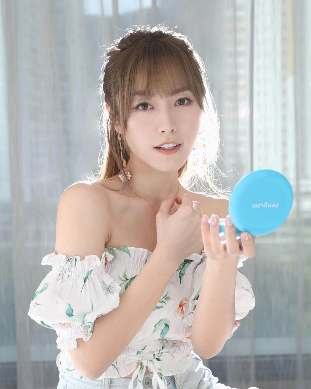 Miss Hunnyのインスタグラム：「如果你細個都試過箍牙， 仲要係鋼箍嗰隻！ 都應該有練習過笑嘅時候唔露齒🥲 （跟住拉到自己個人中越嚟越長🤣笑到成個阿婆咁） 又或者係不動聲色將攝喺鋼箍嘅菜撩出嚟🤢 （但係其實大家都見到你moc住個嘴郁嚟郁去😨）  時代唔同咗， 箍牙多咗好多選擇， 新加坡品牌 @zenyum.hk 隱形牙套， 結合香港註冊牙醫 ， 隨時可以透過佢哋個app同專業嘅團隊溝通， 記錄成個醫療進度🦷 同埋價格透明💰 $1,500 診所諮詢費用+  $16800 療程費用 就可以擁有靚靚牙齒， 由香港註冊牙醫監管🫶🏻  💥用專屬連結 https://bit.ly/3ORVyn0 完成免費評估 6月底前完成 ZenyumClear 全方位隱形牙套方案付款， 即享$1,000箍牙優惠٩(˃̶͈̀௰˂̶͈́)و  #linkinstory   #zenyum #smilemore #ZendingLove  #整個箍牙過程係有專業牙醫跟進」
