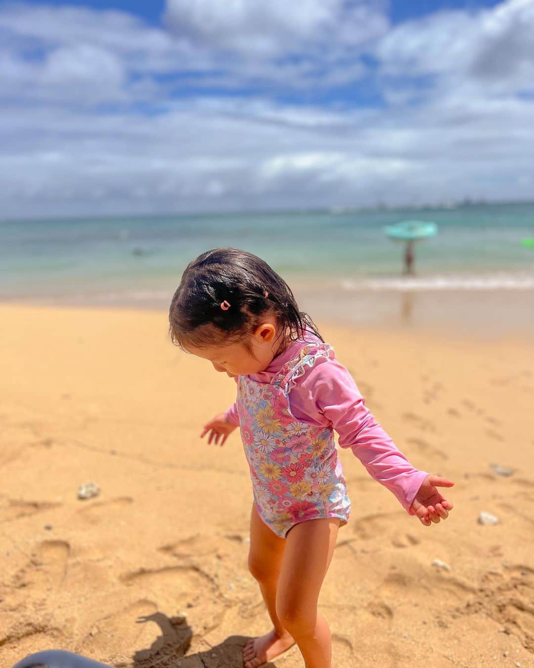 林弓束さんのインスタグラム写真 - (林弓束Instagram)「. beach time🏖️ 波にぷかぷか浮いたり 砂遊びしたり よくあそびました✨ . 天気の良い日は 日差し避けが絶対必要❗️ 帽子はもちろん、 パラソル借りるか日陰を探すか。 ハワイの日差しは強すぎる☀️ . . . . #女の子ママ  #2020年5月生まれ　#3歳女の子 #子連れハワイ #ハワイ旅行 #子連れハワイレポ #子連れハワイ旅行 #子連れ旅行 #hawaii #hawaiitrip #ママと娘 #母娘 #親子 #子供服 #こどもふく #まはりふく #ゆづしふく #東京ママ #親子コーデ #おやこーで #yzktrip」6月22日 12時39分 - hayashiyuzuka