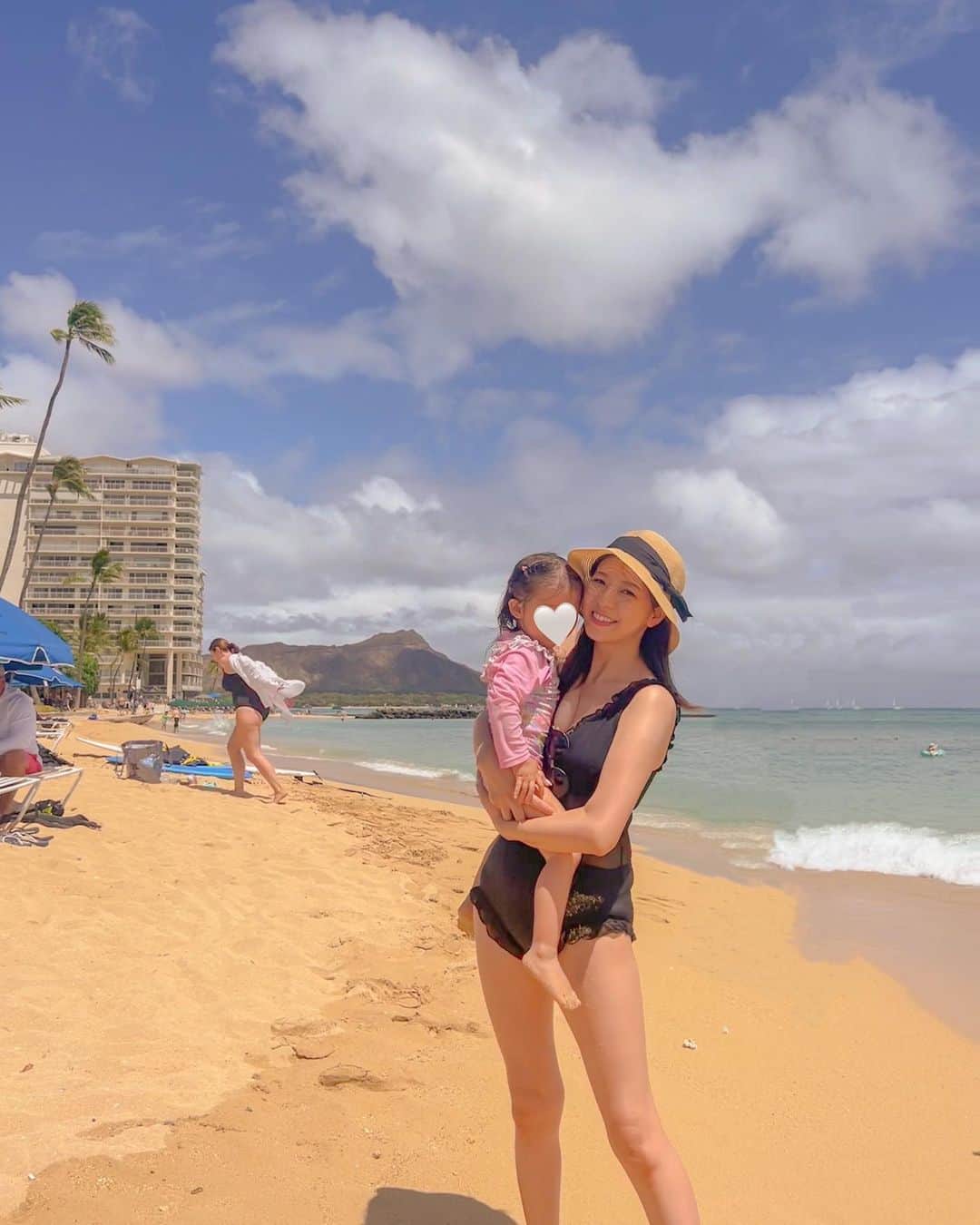林弓束さんのインスタグラム写真 - (林弓束Instagram)「. beach time🏖️ 波にぷかぷか浮いたり 砂遊びしたり よくあそびました✨ . 天気の良い日は 日差し避けが絶対必要❗️ 帽子はもちろん、 パラソル借りるか日陰を探すか。 ハワイの日差しは強すぎる☀️ . . . . #女の子ママ  #2020年5月生まれ　#3歳女の子 #子連れハワイ #ハワイ旅行 #子連れハワイレポ #子連れハワイ旅行 #子連れ旅行 #hawaii #hawaiitrip #ママと娘 #母娘 #親子 #子供服 #こどもふく #まはりふく #ゆづしふく #東京ママ #親子コーデ #おやこーで #yzktrip」6月22日 12時39分 - hayashiyuzuka