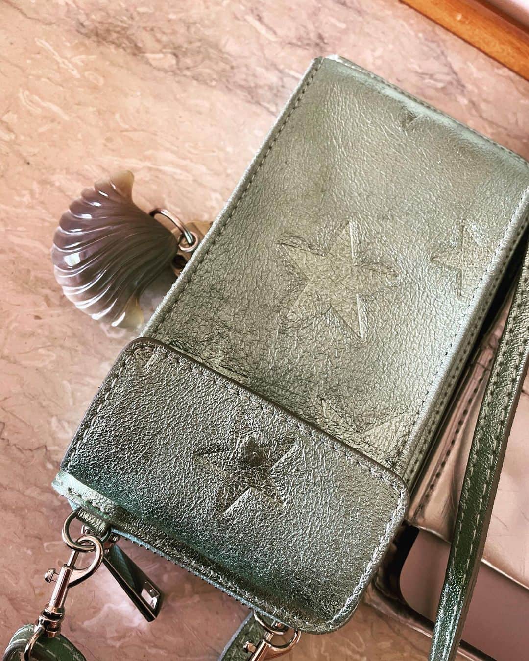 青田典子のインスタグラム：「テーブルにスマホポーチ置いたら 白い砂浜を歩きたくなりました。。」