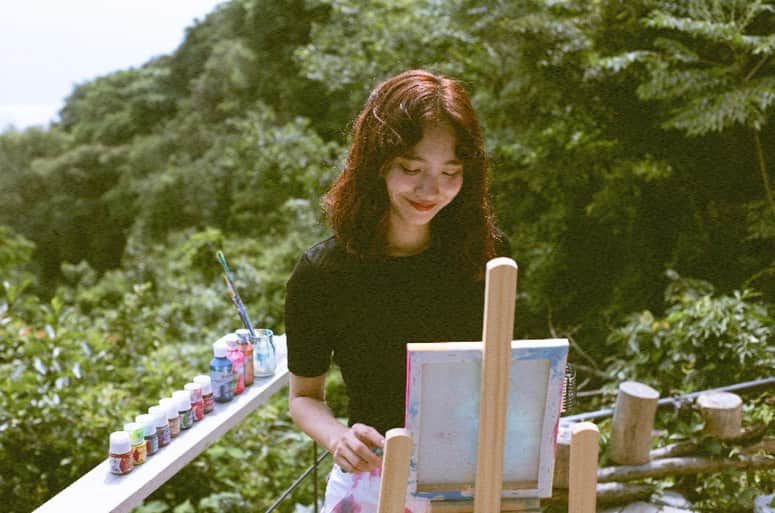 のインスタグラム：「内海にあるゲストハウス KOYAにて🏝️♡ 最高の１日を過ごしました🌈✨✨✨  お部屋には私の作品も飾って頂いています🏝️  奇跡的にお天気もよくて目覚めた瞬間ベッドから見える朝日がキレイだった〜🌞  最高な時間をありがとうございました♡♡✨  #宮崎#南国#miyazaki#青島#内海#国内旅行#ゲストハウス #アート#海#旅行記 #サーフィン #日本旅行 #朝日#海#beach#サーフトリップ #ビーチ#旅行#田舎暮らし #南国暮らし#絵画」
