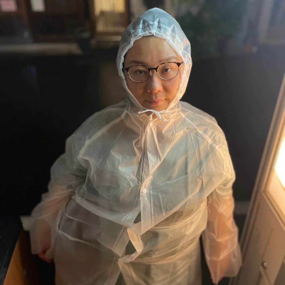 ジェーン・スーのインスタグラム：「梅雨ですね。降るとわかっていたのに傘を忘れ、これ以上ビニール傘を増やしたくない一心で買った100均レインコート。220円でした。  出版10周年をお祝いしてもらったし、雨でも1万歩あるけたし、なかなか良い日でした。明日は鳥取に行きます。」