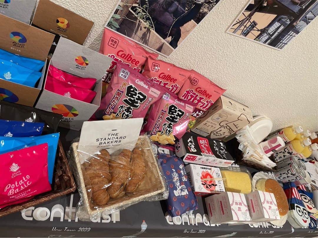 Uruのインスタグラム：「大阪公演が終わりました  衣装を前後ろ逆に着てしまうという大失態をおかしてしまい、本当にごめんなさい、、袖で着替えさせてもらった時手拍子で待っていてくださった大阪のみなさん、とっても優しかった、、、 嬉しかったです たくさんの拍手と声援、本当にありがとうございました！ #contrasttour」