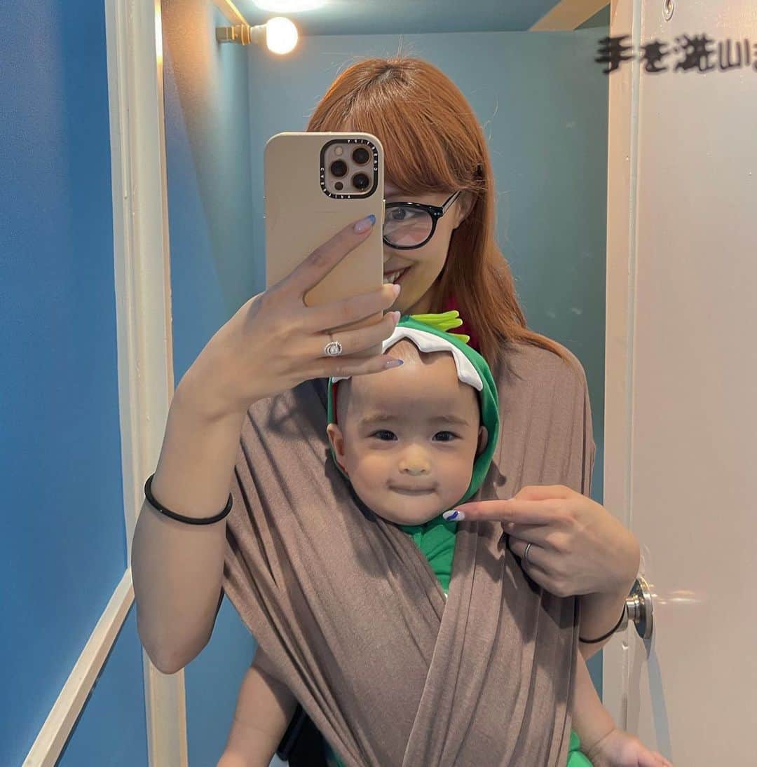 神田咲凛さんのインスタグラム写真 - (神田咲凛Instagram)「ここ数日お家でまったりデー過ぎて 写真を撮っていないので過去の写真🤳  載せそびれてた鏡で撮った写真たち🫰 並べてみるとやっぱり黒が多め👀  . . . . . . . . . . . . . . .  #tシャツコーデ #ブラックコーデ #赤ちゃんのいる生活 #赤ちゃんのいる暮らし #赤ちゃんコーデ #新米ママ#育児日記 #育児記録#ZARAコーデ#ベビーカー#shein購入品 #sheinコーデ #sheinhaul #プチプラコーデ #プチプラファッション #ママコーデ #ママファッション #セットアップコーデ #セットアップ#デニムコーデ  #スニーカーコーデ #ベビーカー#オレンジヘア#コーデ記録 #1週間コーデ#セリーヌ#サングラスコーデ#親子コーデ#産後ママ #産後ダイエット部」6月22日 22時17分 - t12345vxq