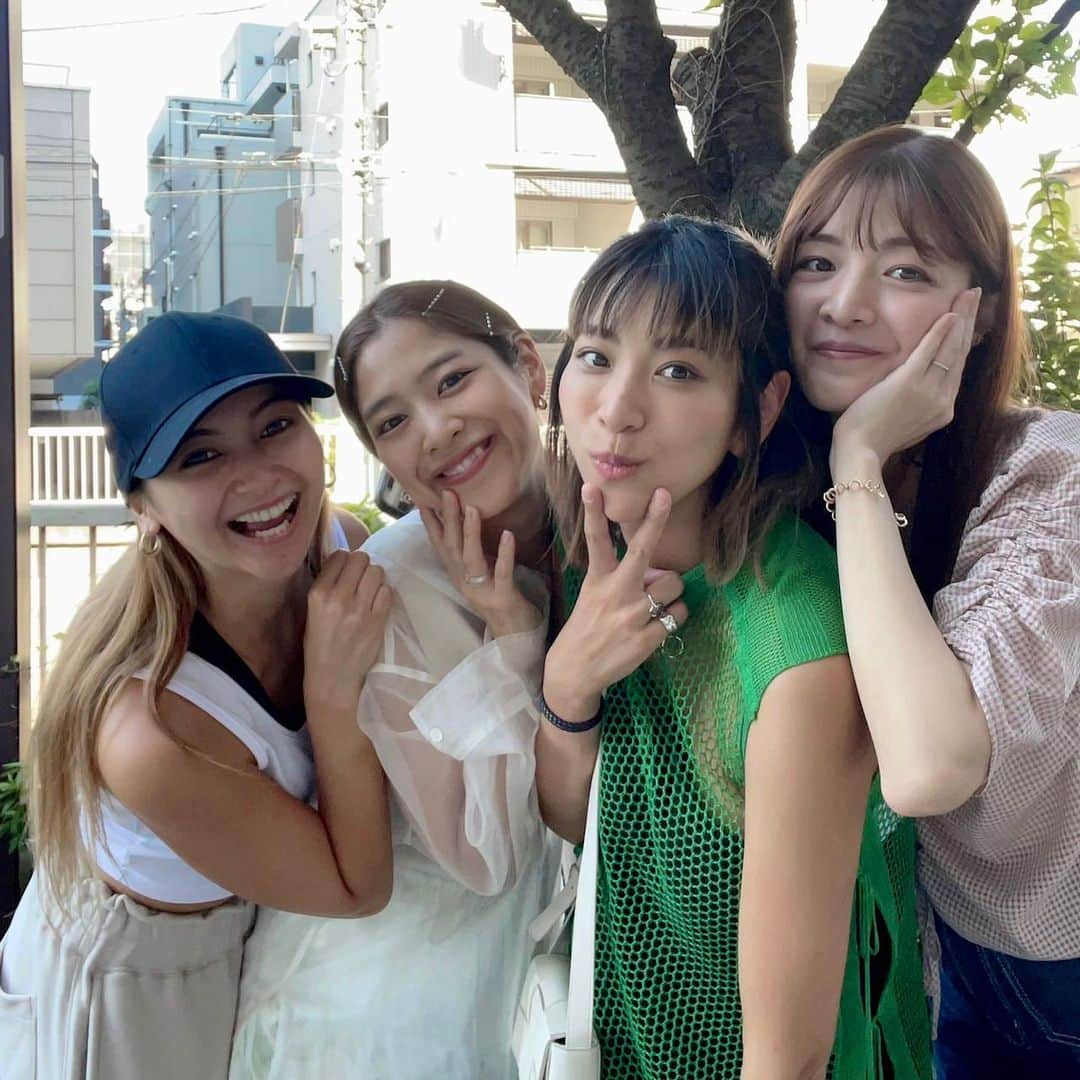 のインスタグラム：「🌹🌹🌹 この前めっちゃ久しぶりにみんなに会えたー🥺🩷  やっぱりあの時間を一緒に過ごしたことは大きくて みんな特別な存在🥹🌹 当時20歳のぽよが27歳になっててびっくり🙄 もりもりは相変わらずしっかりもの！！  @iam.akanetan  出産頑張ってねー🥰🩷  #バチェラー」