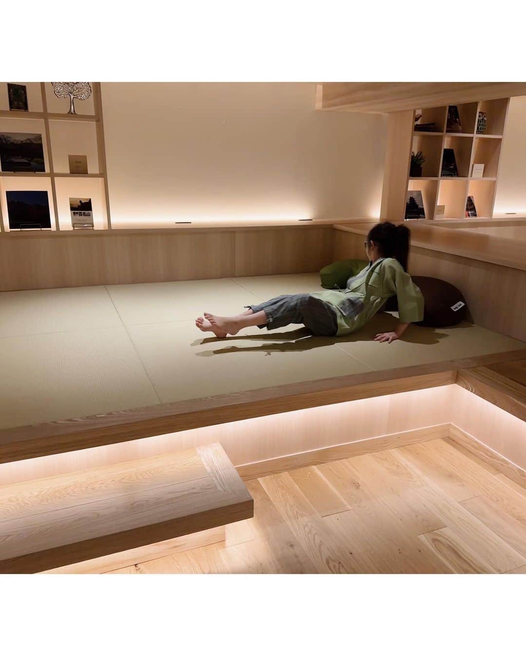 EMIさんのインスタグラム写真 - (EMIInstagram)「⭐︎ @ikenotaira.hotel の温泉『湖天の湯』 男女入替のある「石の湯」「木の湯」と 水着かあみ着で入る男女混浴の「湖畔混浴 空」 そして白樺湖を見下ろせる展望サウナ🧖🏻‍♀️ 中の写真は撮れないのでHPの写真を拝借させてもらいました(3.4.5枚目) お風呂はとにかく気持ち良かったー‼️ 小さな檜風呂があったり、寝て入れる所があったり 娘も大喜びでした🤭 サウナは入れなかったので次は行ってみたいな〜⭐︎ そしてお風呂上がりのラウンジでは 蓼科山の伏流水が飲める名水バーが♡ ちなみに炭酸水もあるの！ 炭酸水loverの私は毎日炭酸水飲んでるんだけど この炭酸水は本当美味しい…♡ 炭酸水飲まない夫も、これには感激してましたw そんな美味しいお水を飲みながら マッサージチェアもあり、小上がりにはヨギボーあり いつまでも居たくなるほど快適空間でした✨ #池の平ホテル  #白樺湖 #温泉 #湖天の湯 #サウナ #emifamtrip」6月22日 22時20分 - emi_idea