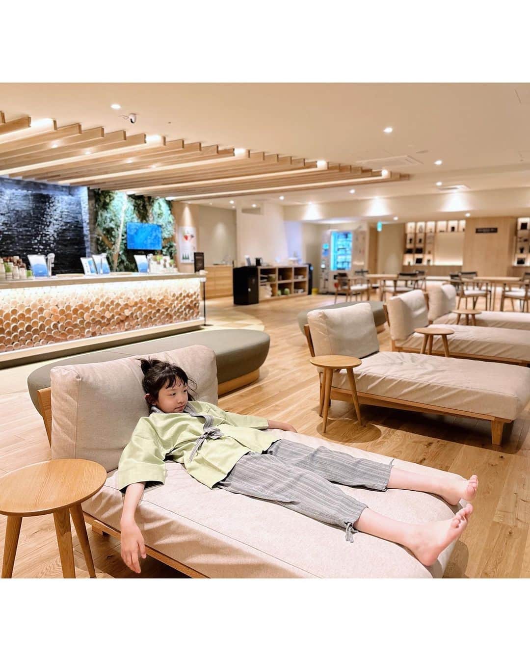 EMIさんのインスタグラム写真 - (EMIInstagram)「⭐︎ @ikenotaira.hotel の温泉『湖天の湯』 男女入替のある「石の湯」「木の湯」と 水着かあみ着で入る男女混浴の「湖畔混浴 空」 そして白樺湖を見下ろせる展望サウナ🧖🏻‍♀️ 中の写真は撮れないのでHPの写真を拝借させてもらいました(3.4.5枚目) お風呂はとにかく気持ち良かったー‼️ 小さな檜風呂があったり、寝て入れる所があったり 娘も大喜びでした🤭 サウナは入れなかったので次は行ってみたいな〜⭐︎ そしてお風呂上がりのラウンジでは 蓼科山の伏流水が飲める名水バーが♡ ちなみに炭酸水もあるの！ 炭酸水loverの私は毎日炭酸水飲んでるんだけど この炭酸水は本当美味しい…♡ 炭酸水飲まない夫も、これには感激してましたw そんな美味しいお水を飲みながら マッサージチェアもあり、小上がりにはヨギボーあり いつまでも居たくなるほど快適空間でした✨ #池の平ホテル  #白樺湖 #温泉 #湖天の湯 #サウナ #emifamtrip」6月22日 22時20分 - emi_idea