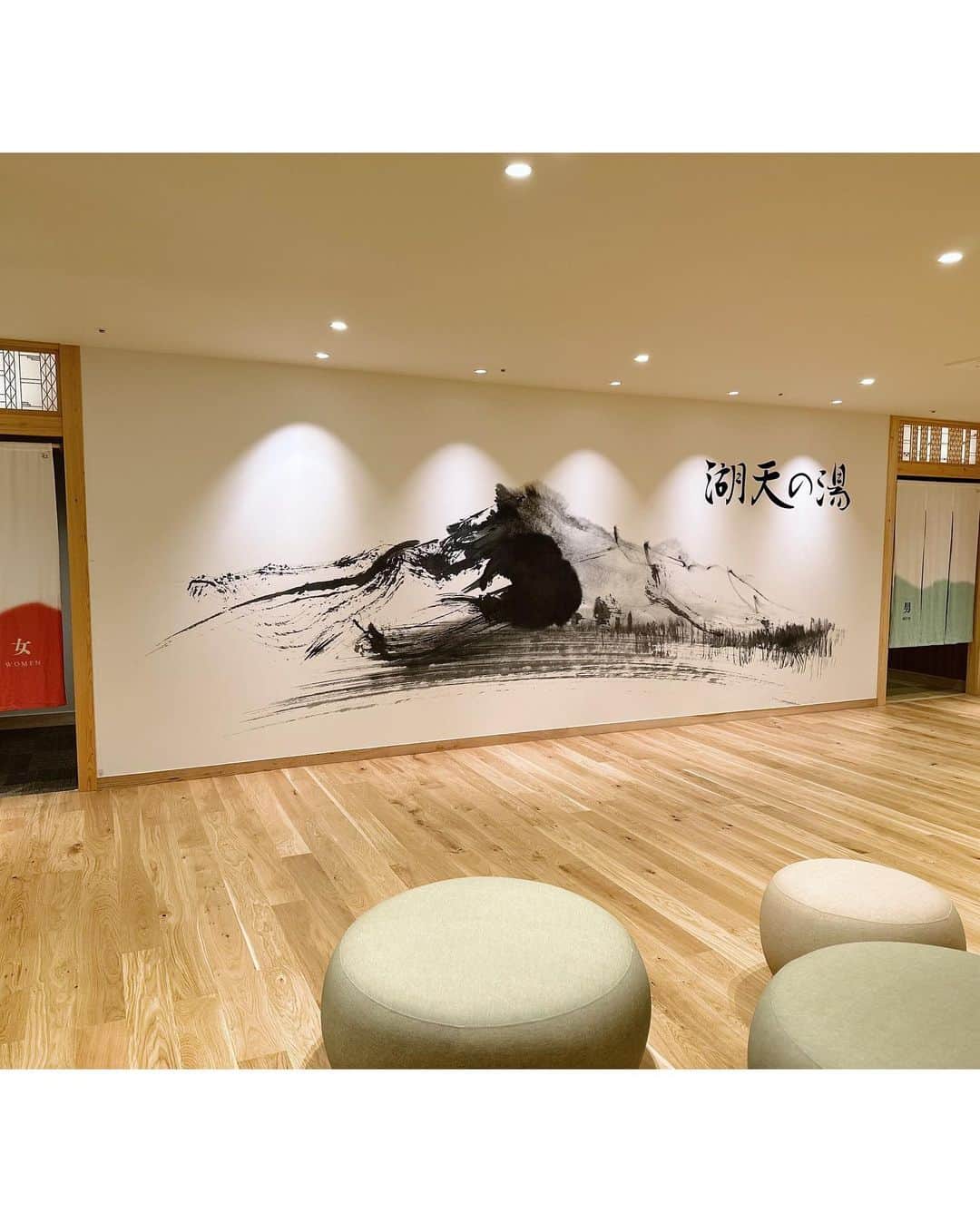 EMIさんのインスタグラム写真 - (EMIInstagram)「⭐︎ @ikenotaira.hotel の温泉『湖天の湯』 男女入替のある「石の湯」「木の湯」と 水着かあみ着で入る男女混浴の「湖畔混浴 空」 そして白樺湖を見下ろせる展望サウナ🧖🏻‍♀️ 中の写真は撮れないのでHPの写真を拝借させてもらいました(3.4.5枚目) お風呂はとにかく気持ち良かったー‼️ 小さな檜風呂があったり、寝て入れる所があったり 娘も大喜びでした🤭 サウナは入れなかったので次は行ってみたいな〜⭐︎ そしてお風呂上がりのラウンジでは 蓼科山の伏流水が飲める名水バーが♡ ちなみに炭酸水もあるの！ 炭酸水loverの私は毎日炭酸水飲んでるんだけど この炭酸水は本当美味しい…♡ 炭酸水飲まない夫も、これには感激してましたw そんな美味しいお水を飲みながら マッサージチェアもあり、小上がりにはヨギボーあり いつまでも居たくなるほど快適空間でした✨ #池の平ホテル  #白樺湖 #温泉 #湖天の湯 #サウナ #emifamtrip」6月22日 22時20分 - emi_idea
