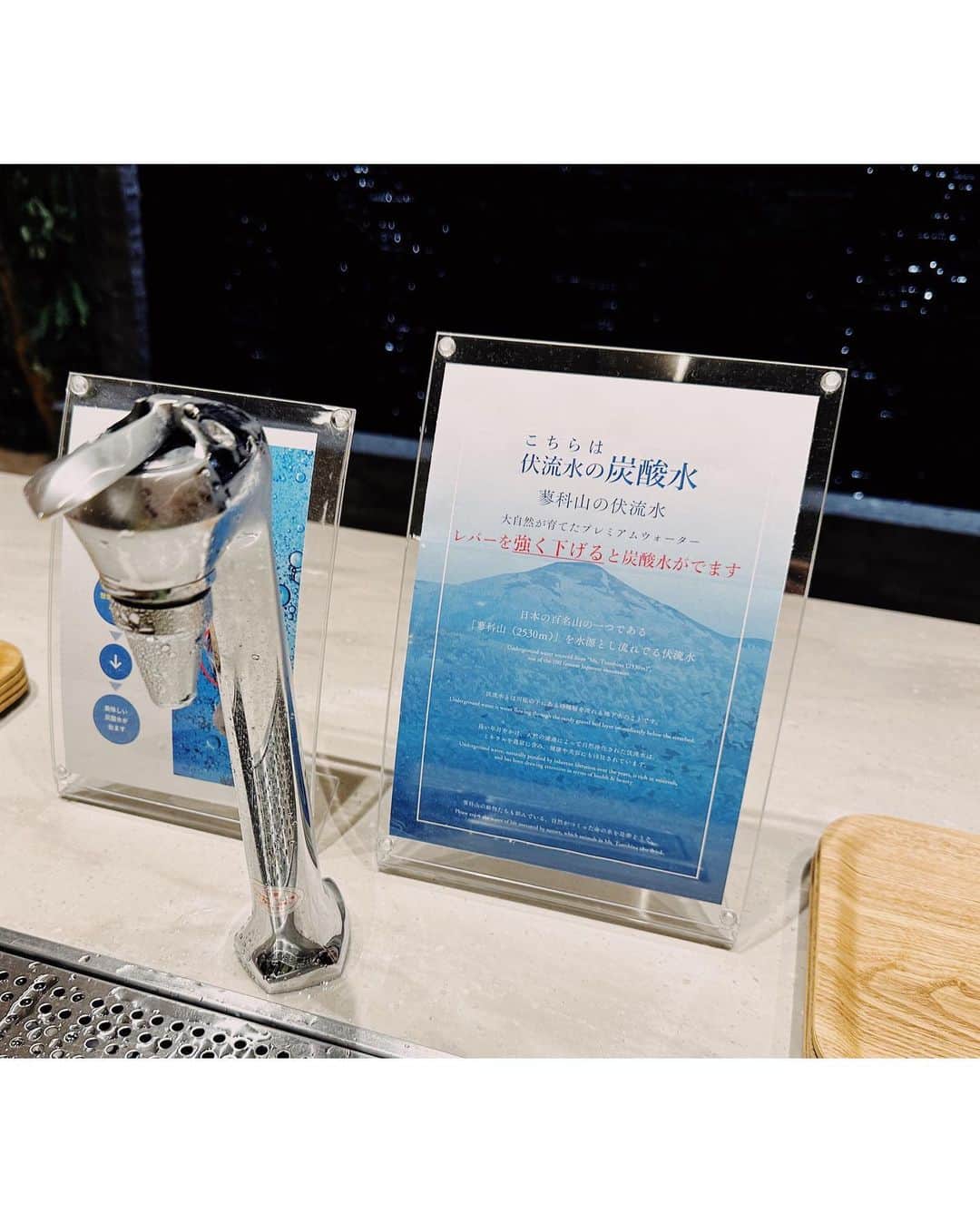 EMIさんのインスタグラム写真 - (EMIInstagram)「⭐︎ @ikenotaira.hotel の温泉『湖天の湯』 男女入替のある「石の湯」「木の湯」と 水着かあみ着で入る男女混浴の「湖畔混浴 空」 そして白樺湖を見下ろせる展望サウナ🧖🏻‍♀️ 中の写真は撮れないのでHPの写真を拝借させてもらいました(3.4.5枚目) お風呂はとにかく気持ち良かったー‼️ 小さな檜風呂があったり、寝て入れる所があったり 娘も大喜びでした🤭 サウナは入れなかったので次は行ってみたいな〜⭐︎ そしてお風呂上がりのラウンジでは 蓼科山の伏流水が飲める名水バーが♡ ちなみに炭酸水もあるの！ 炭酸水loverの私は毎日炭酸水飲んでるんだけど この炭酸水は本当美味しい…♡ 炭酸水飲まない夫も、これには感激してましたw そんな美味しいお水を飲みながら マッサージチェアもあり、小上がりにはヨギボーあり いつまでも居たくなるほど快適空間でした✨ #池の平ホテル  #白樺湖 #温泉 #湖天の湯 #サウナ #emifamtrip」6月22日 22時20分 - emi_idea