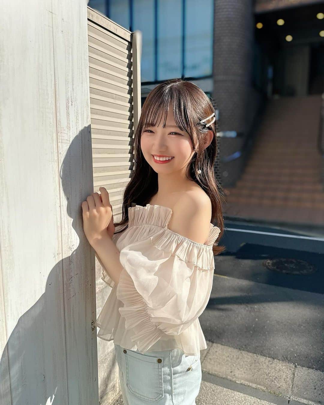のインスタグラム：「最近なんかいいことあった？💭💞 うれしかったこと楽しかったこと共有して🥰  このブラウスかわちいすぎるのよねえ🎀 買えてよかった〜なやつです∩^ω^∩ 夏にたくさん着るぞ🌻  わたしとストライプクラブさんとの コラボ服を販売するにあたり、 新宿ルミネエストにて来店イベントをするのだけど その来店予約があした20:00〜開始するよお🐇🤍  ぜひ！みなさん来てほしいよ🙌🏻  ブラウス： @snidel_official  バレッタ： @crayme_official   #畑美紗起 #ブラウス #ブラウスコーデ #スナイデル #コーディネート #コーデ #ootd #me #shooting #snidel #blouse #instagood #fashion #fashionstyle #fashionblogger」