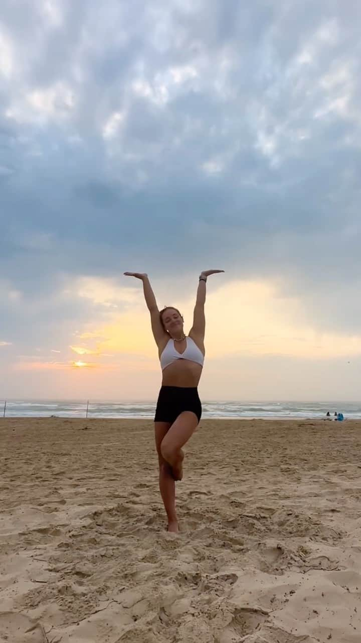 マギー・ニコルズのインスタグラム：「Another sunrise workout 🌞 @maggienichols_fit  ⬇️ FULL BODY CLIMB  100 Squats or squat jumps  90 Second plank hold  80 Sumo squat pulses  70 High plank jacks  60 Lateral lunges (30 each side)  50 Squat walks  40 Push ups  30 Bear hold toe taps  20 Burpees  10 Lunge + kickback  Climb down the ladder THEN climb up   Round 1: 100, 90, 80 etc… Round 2: 10, 20, 30 etc…   Better than yesterday! You got this!💪🏼   Train with me link in bio!🤝   #iam1stphom #1stphorm #wedothework #duespaid #fitness #beachworkout #beachhiit  #personaltrainer #fitnessmotivation #workoutmotivation #abs #abworkout #momentum #undeniable #evolve #intention #discipline #extramile #betterthanyesterday」