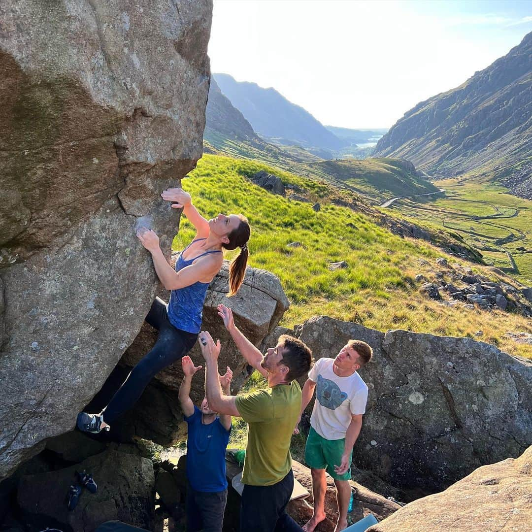 ヘイゼル・フィンドレーのインスタグラム：「Team solstice bouldering last night felt like a celebration of where we live. Amazing moves, views and even sticky rock despite mid summer sun. Doesn’t get much better. ☀️ Location: Noel’s boulder at the top of the pass. Great problems from 6c to 7c. Photos: @timpeckable @katie_max @jono_redmond_climbing @lasportivagram @blackdiamond」