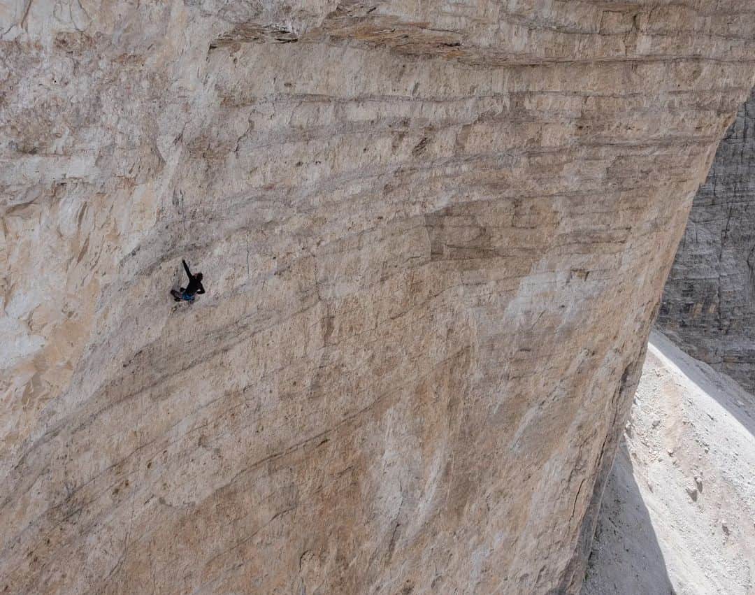 イェルネイ・クルーダーのインスタグラム：「Time to turn right here 😊. After sending Bellavista last summer, I decided to come back to this magical roof. On Sunday, Much Mayr and I tried Project fear, a route that finishes in the last overhanging pitch of Panaroma. Getting to the roof is an easy climbing up to 7a. After, there are 3 overhanging pitches, in my opinion, graded 7b, 8a, and 8b. Didn't send the hard one, but worked well on the moves. On Tuesday, I was back with @hannespuman ,but this time for Panaroma. Only the most impressive and exposed pitch was unexplored for me. Basically connecting line from Bellavista to Project fear, which supposed to broke a bit. I managed to do the moves, but due to the grease on the wall  couldn't send it. If people don't get too offensive, I'd like to express my thoughts on the grades of the pitches around this roof:  - Bellavista R1 7a+, R2+3 6c, R4+5 7b+, R6 8b+, R7 7b+, R8 6c, R9 7a+, R10 6b+  - Panaroma R6 8b+/c, R7 8b (haven't done these 2 yet)  Anyway, I can't wait to come back and climb everything. Also, a challenge from @siebevanhee to connect all the roof pitches in Project fear seems like a good plan 💪🏻. ________________ @ocun.climbing @scarpaspa」