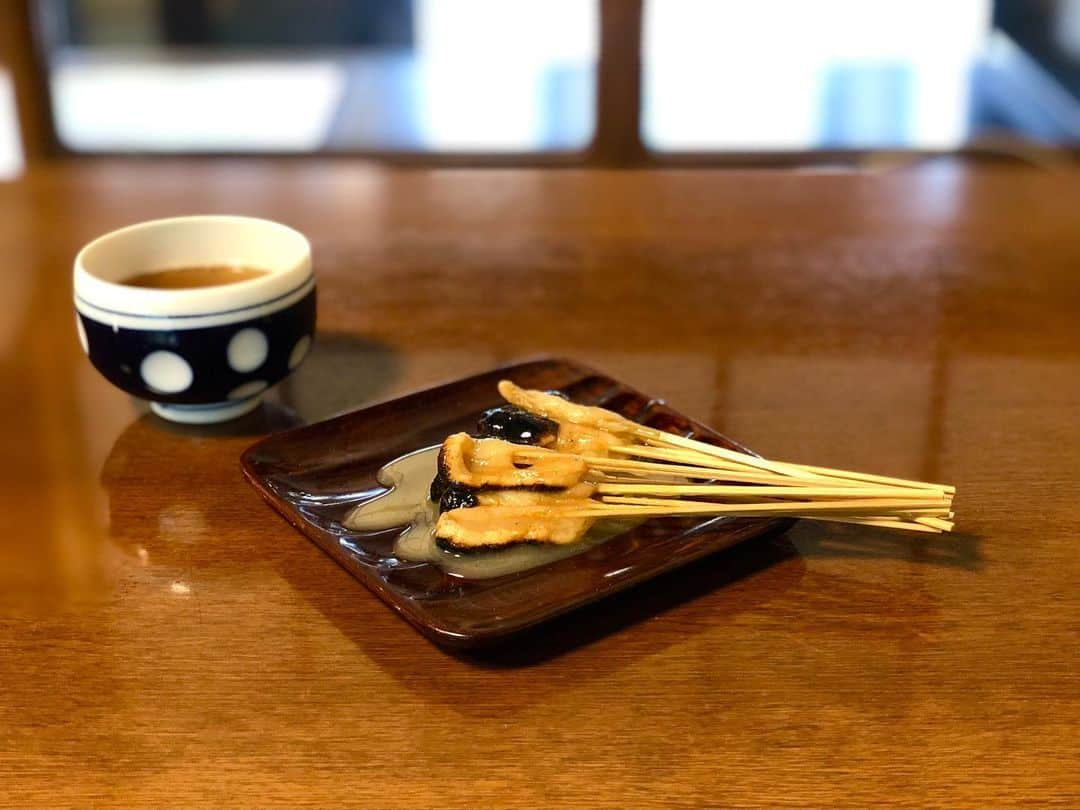 石井脩平さんのインスタグラム写真 - (石井脩平Instagram)「🍵 【一文字屋 和輔】 「あぶり餅」一人前600円 　 　 昨年末にちょっと帰った時に寄ってみたら もう年末のお休みに入ってはって 結局食べれず仕舞いで あぶり餅に思いを馳せながら東京に戻りまして。 　 ほな春頃にテレビで我らが里帆さんが 食べてはるん見て いやぁ、久しぶりに食べたなるなぁ思てて。 　 　 ほんで今回こそ行って食べよと思てたら 水曜日が定休日で今回も諦めてたんやけど なんやかんや色々あって念願の一和さん。 　 お昼に朝からの雨が上がって、家から裏の船岡山を原点回帰の散歩してて、頂上まで登って、懐かしいなぁ…ええなぁ…たまらんなぁ…言うてて、気付いたら山の反対側の今宮神社まで歩いてた。 まぁ、距離だけで言うと渋谷から原宿まで歩くよりも近いんやろけども。 　 　 ⛩️ 子供の頃、おばあちゃんが昔よう詩吟の帰りにお土産で買って帰ってきてくれて、みんなで喜んで食べてた。 僕ら紫野の人間は、あぶり餅に育てられたと言っても過言では無いです。 コレは、ほんまです。はい。 いつもどんな時でも、あぶり餅とやすらいさんが側で見守ってくれてました。 何と言うかもう、心で味わうというか、ほっこり温かい気持ちになれます。  　 いつも観光客の方々で超満席なんですが、雨上がりやからか奇跡的にちょっと空いてて、お隣の縁側席で食べたはった近所のおばちゃん3人組も「バッチシやなぁ」「グッドタイミングやったなぁ」言うてはりました。 　 　 🍡 創業 長保2年(西暦1000年) 現存する日本最古の飲食店 京都市の景観重要建造物第1号 千利休がお茶菓子に好んで食べたとか… 応仁の乱の時に飢餓で苦しむ町の人々に振る舞われたとか… エピソードの歴史が深すぎて 面白いと言うか、もう笑てまいますよね。 とんでもなくスゴい事ですよね。 　 　 長年この味が 守られ、引き継がれ、そして愛されている。 ほんまとんでもなく凄いことです。 おおきに。 ほんまおおきに。 　 　 　 #あぶり餅 #一文字屋和輔 #一和 　 #今宮神社 #やすらいさん #阿呆賢さん #今宮の奇石 #夏越しの祓い #茅の輪くぐり 　 #グレーテルのかまど #吉岡里帆 #原点回帰できるお菓子 #地元に帰ってきたなぁと思わせる懐かしさ 　 #京都 #KYOTO #そうだ京都行こう 　 #ボクらの町京都 #京都で原点回帰」6月22日 22時39分 - presidentchan141