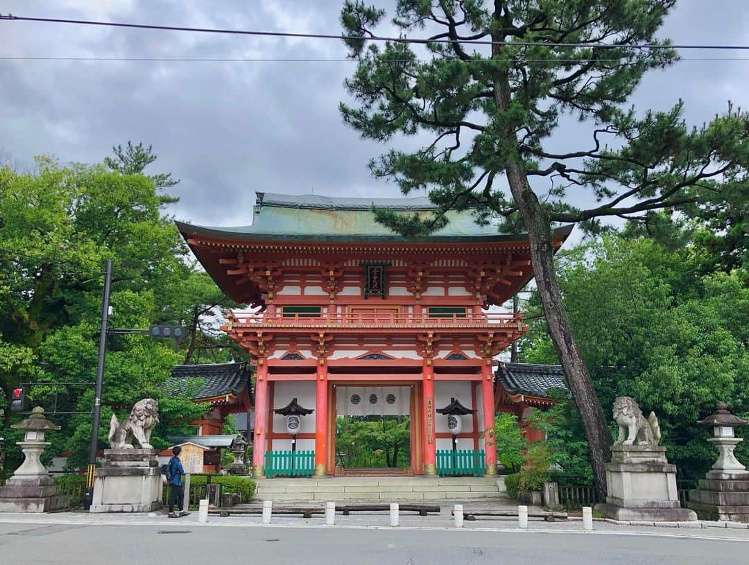 石井脩平さんのインスタグラム写真 - (石井脩平Instagram)「🍵 【一文字屋 和輔】 「あぶり餅」一人前600円 　 　 昨年末にちょっと帰った時に寄ってみたら もう年末のお休みに入ってはって 結局食べれず仕舞いで あぶり餅に思いを馳せながら東京に戻りまして。 　 ほな春頃にテレビで我らが里帆さんが 食べてはるん見て いやぁ、久しぶりに食べたなるなぁ思てて。 　 　 ほんで今回こそ行って食べよと思てたら 水曜日が定休日で今回も諦めてたんやけど なんやかんや色々あって念願の一和さん。 　 お昼に朝からの雨が上がって、家から裏の船岡山を原点回帰の散歩してて、頂上まで登って、懐かしいなぁ…ええなぁ…たまらんなぁ…言うてて、気付いたら山の反対側の今宮神社まで歩いてた。 まぁ、距離だけで言うと渋谷から原宿まで歩くよりも近いんやろけども。 　 　 ⛩️ 子供の頃、おばあちゃんが昔よう詩吟の帰りにお土産で買って帰ってきてくれて、みんなで喜んで食べてた。 僕ら紫野の人間は、あぶり餅に育てられたと言っても過言では無いです。 コレは、ほんまです。はい。 いつもどんな時でも、あぶり餅とやすらいさんが側で見守ってくれてました。 何と言うかもう、心で味わうというか、ほっこり温かい気持ちになれます。  　 いつも観光客の方々で超満席なんですが、雨上がりやからか奇跡的にちょっと空いてて、お隣の縁側席で食べたはった近所のおばちゃん3人組も「バッチシやなぁ」「グッドタイミングやったなぁ」言うてはりました。 　 　 🍡 創業 長保2年(西暦1000年) 現存する日本最古の飲食店 京都市の景観重要建造物第1号 千利休がお茶菓子に好んで食べたとか… 応仁の乱の時に飢餓で苦しむ町の人々に振る舞われたとか… エピソードの歴史が深すぎて 面白いと言うか、もう笑てまいますよね。 とんでもなくスゴい事ですよね。 　 　 長年この味が 守られ、引き継がれ、そして愛されている。 ほんまとんでもなく凄いことです。 おおきに。 ほんまおおきに。 　 　 　 #あぶり餅 #一文字屋和輔 #一和 　 #今宮神社 #やすらいさん #阿呆賢さん #今宮の奇石 #夏越しの祓い #茅の輪くぐり 　 #グレーテルのかまど #吉岡里帆 #原点回帰できるお菓子 #地元に帰ってきたなぁと思わせる懐かしさ 　 #京都 #KYOTO #そうだ京都行こう 　 #ボクらの町京都 #京都で原点回帰」6月22日 22時39分 - presidentchan141