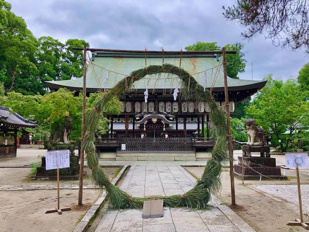 石井脩平さんのインスタグラム写真 - (石井脩平Instagram)「🍵 【一文字屋 和輔】 「あぶり餅」一人前600円 　 　 昨年末にちょっと帰った時に寄ってみたら もう年末のお休みに入ってはって 結局食べれず仕舞いで あぶり餅に思いを馳せながら東京に戻りまして。 　 ほな春頃にテレビで我らが里帆さんが 食べてはるん見て いやぁ、久しぶりに食べたなるなぁ思てて。 　 　 ほんで今回こそ行って食べよと思てたら 水曜日が定休日で今回も諦めてたんやけど なんやかんや色々あって念願の一和さん。 　 お昼に朝からの雨が上がって、家から裏の船岡山を原点回帰の散歩してて、頂上まで登って、懐かしいなぁ…ええなぁ…たまらんなぁ…言うてて、気付いたら山の反対側の今宮神社まで歩いてた。 まぁ、距離だけで言うと渋谷から原宿まで歩くよりも近いんやろけども。 　 　 ⛩️ 子供の頃、おばあちゃんが昔よう詩吟の帰りにお土産で買って帰ってきてくれて、みんなで喜んで食べてた。 僕ら紫野の人間は、あぶり餅に育てられたと言っても過言では無いです。 コレは、ほんまです。はい。 いつもどんな時でも、あぶり餅とやすらいさんが側で見守ってくれてました。 何と言うかもう、心で味わうというか、ほっこり温かい気持ちになれます。  　 いつも観光客の方々で超満席なんですが、雨上がりやからか奇跡的にちょっと空いてて、お隣の縁側席で食べたはった近所のおばちゃん3人組も「バッチシやなぁ」「グッドタイミングやったなぁ」言うてはりました。 　 　 🍡 創業 長保2年(西暦1000年) 現存する日本最古の飲食店 京都市の景観重要建造物第1号 千利休がお茶菓子に好んで食べたとか… 応仁の乱の時に飢餓で苦しむ町の人々に振る舞われたとか… エピソードの歴史が深すぎて 面白いと言うか、もう笑てまいますよね。 とんでもなくスゴい事ですよね。 　 　 長年この味が 守られ、引き継がれ、そして愛されている。 ほんまとんでもなく凄いことです。 おおきに。 ほんまおおきに。 　 　 　 #あぶり餅 #一文字屋和輔 #一和 　 #今宮神社 #やすらいさん #阿呆賢さん #今宮の奇石 #夏越しの祓い #茅の輪くぐり 　 #グレーテルのかまど #吉岡里帆 #原点回帰できるお菓子 #地元に帰ってきたなぁと思わせる懐かしさ 　 #京都 #KYOTO #そうだ京都行こう 　 #ボクらの町京都 #京都で原点回帰」6月22日 22時39分 - presidentchan141