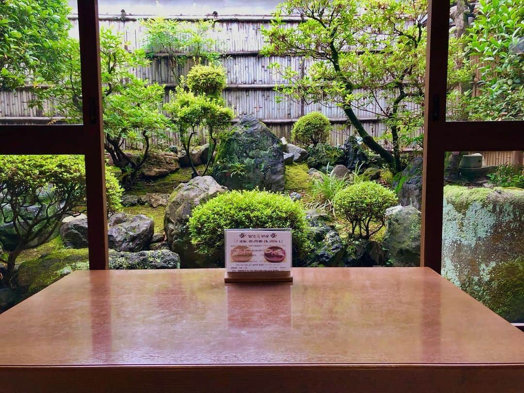 石井脩平さんのインスタグラム写真 - (石井脩平Instagram)「🍵 【一文字屋 和輔】 「あぶり餅」一人前600円 　 　 昨年末にちょっと帰った時に寄ってみたら もう年末のお休みに入ってはって 結局食べれず仕舞いで あぶり餅に思いを馳せながら東京に戻りまして。 　 ほな春頃にテレビで我らが里帆さんが 食べてはるん見て いやぁ、久しぶりに食べたなるなぁ思てて。 　 　 ほんで今回こそ行って食べよと思てたら 水曜日が定休日で今回も諦めてたんやけど なんやかんや色々あって念願の一和さん。 　 お昼に朝からの雨が上がって、家から裏の船岡山を原点回帰の散歩してて、頂上まで登って、懐かしいなぁ…ええなぁ…たまらんなぁ…言うてて、気付いたら山の反対側の今宮神社まで歩いてた。 まぁ、距離だけで言うと渋谷から原宿まで歩くよりも近いんやろけども。 　 　 ⛩️ 子供の頃、おばあちゃんが昔よう詩吟の帰りにお土産で買って帰ってきてくれて、みんなで喜んで食べてた。 僕ら紫野の人間は、あぶり餅に育てられたと言っても過言では無いです。 コレは、ほんまです。はい。 いつもどんな時でも、あぶり餅とやすらいさんが側で見守ってくれてました。 何と言うかもう、心で味わうというか、ほっこり温かい気持ちになれます。  　 いつも観光客の方々で超満席なんですが、雨上がりやからか奇跡的にちょっと空いてて、お隣の縁側席で食べたはった近所のおばちゃん3人組も「バッチシやなぁ」「グッドタイミングやったなぁ」言うてはりました。 　 　 🍡 創業 長保2年(西暦1000年) 現存する日本最古の飲食店 京都市の景観重要建造物第1号 千利休がお茶菓子に好んで食べたとか… 応仁の乱の時に飢餓で苦しむ町の人々に振る舞われたとか… エピソードの歴史が深すぎて 面白いと言うか、もう笑てまいますよね。 とんでもなくスゴい事ですよね。 　 　 長年この味が 守られ、引き継がれ、そして愛されている。 ほんまとんでもなく凄いことです。 おおきに。 ほんまおおきに。 　 　 　 #あぶり餅 #一文字屋和輔 #一和 　 #今宮神社 #やすらいさん #阿呆賢さん #今宮の奇石 #夏越しの祓い #茅の輪くぐり 　 #グレーテルのかまど #吉岡里帆 #原点回帰できるお菓子 #地元に帰ってきたなぁと思わせる懐かしさ 　 #京都 #KYOTO #そうだ京都行こう 　 #ボクらの町京都 #京都で原点回帰」6月22日 22時39分 - presidentchan141