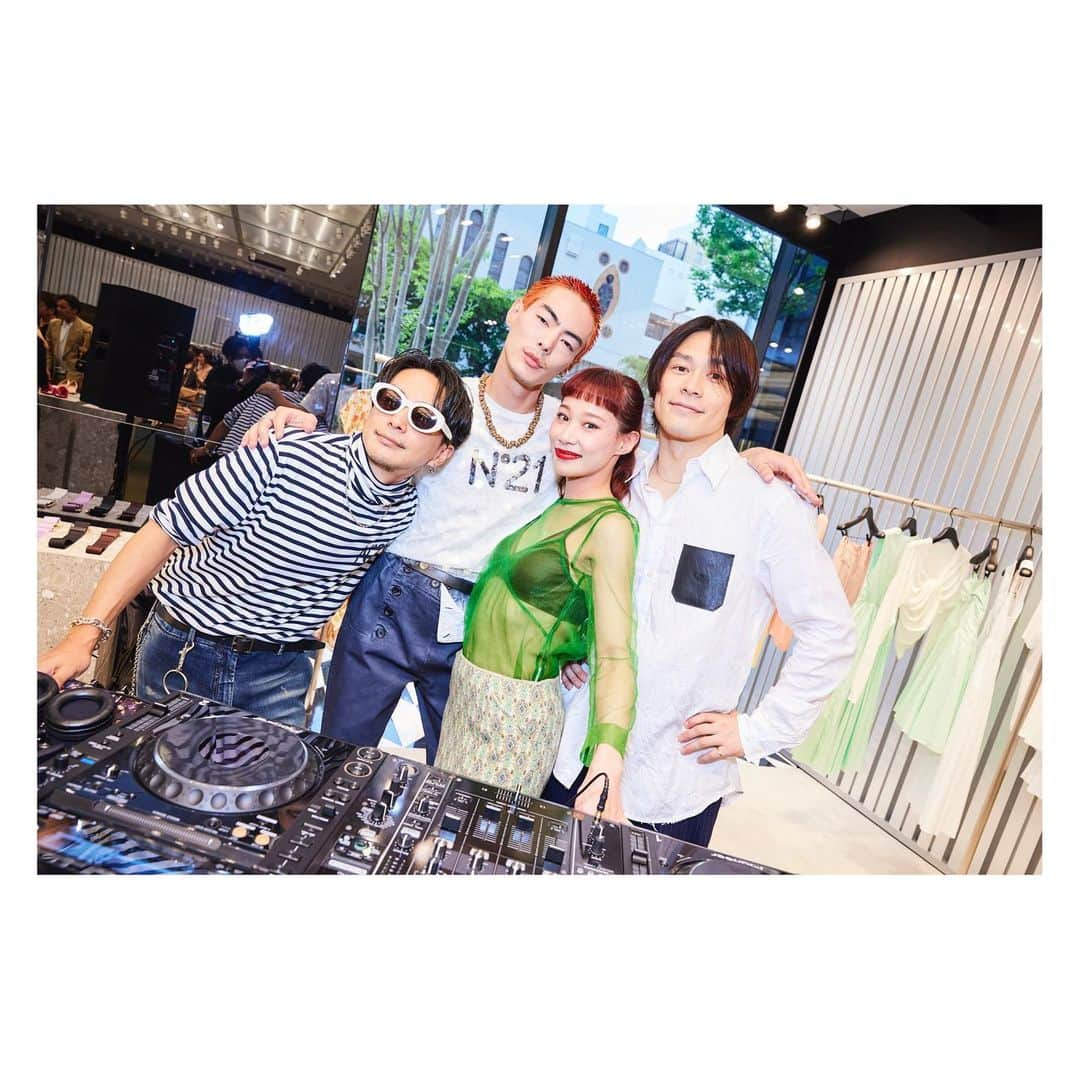 岩崎拓馬さんのインスタグラム写真 - (岩崎拓馬Instagram)「🤍🤍🤍🤍 . . N°21 Cocktail Party in Fukuoka  @numeroventuno  @alessandrodellacqua   大好きが溢れるブランド  素晴らしい出会いに感謝  Thank you @tanakataki  @iza_official  . . #numeroventuno #N21 #happytime」6月22日 22時32分 - happy_takuma