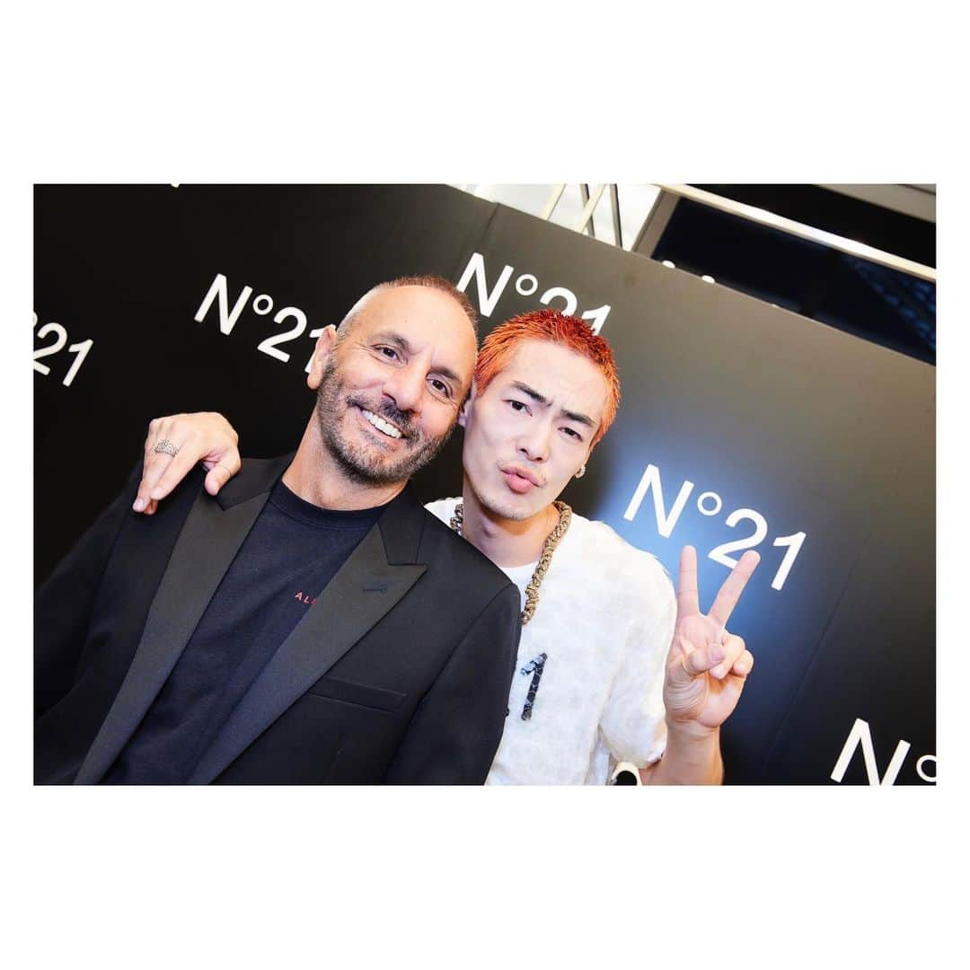 岩崎拓馬さんのインスタグラム写真 - (岩崎拓馬Instagram)「🤍🤍🤍🤍 . . N°21 Cocktail Party in Fukuoka  @numeroventuno  @alessandrodellacqua   大好きが溢れるブランド  素晴らしい出会いに感謝  Thank you @tanakataki  @iza_official  . . #numeroventuno #N21 #happytime」6月22日 22時32分 - happy_takuma